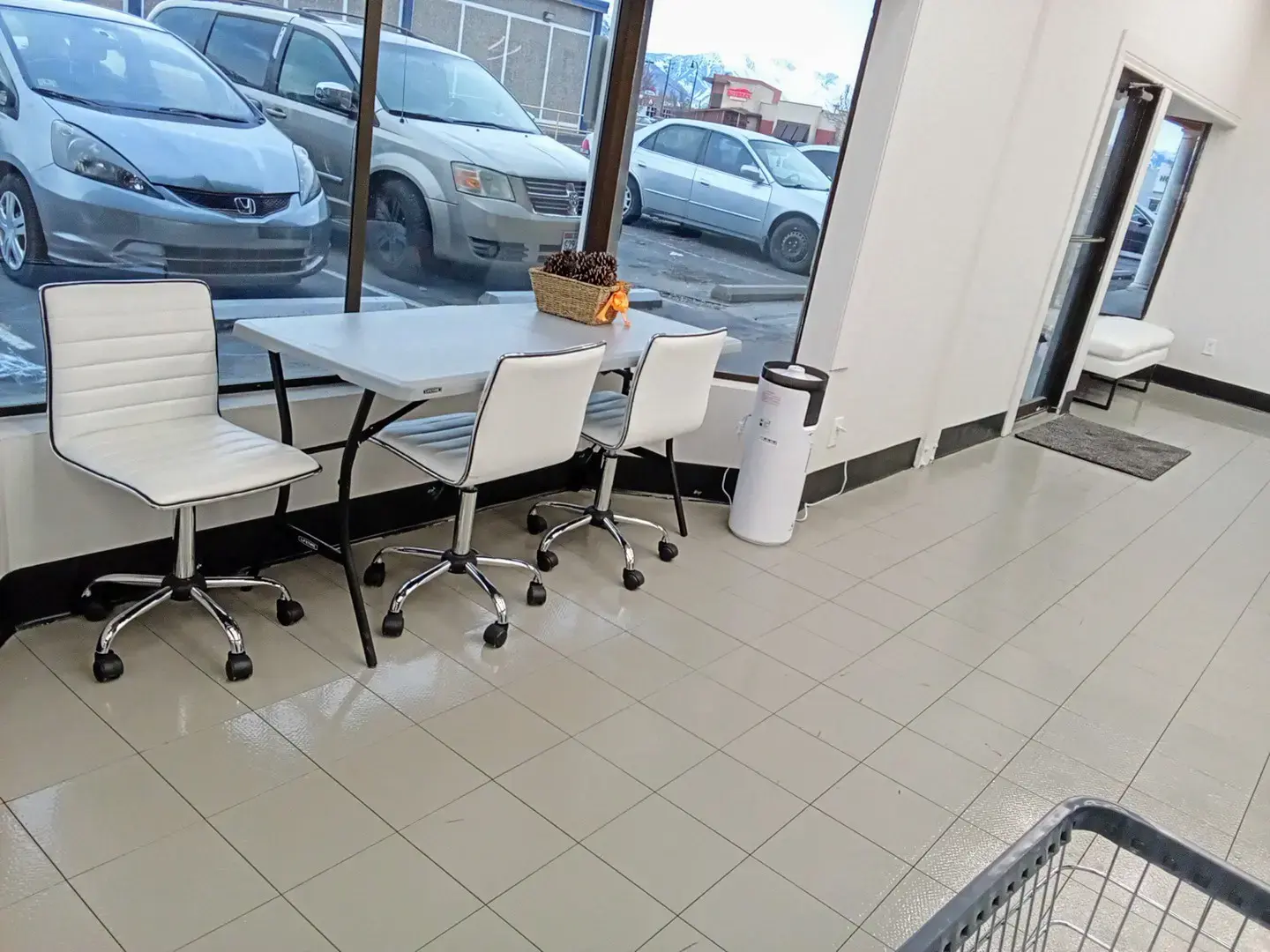THE HIVE Laundry Center - Image 6