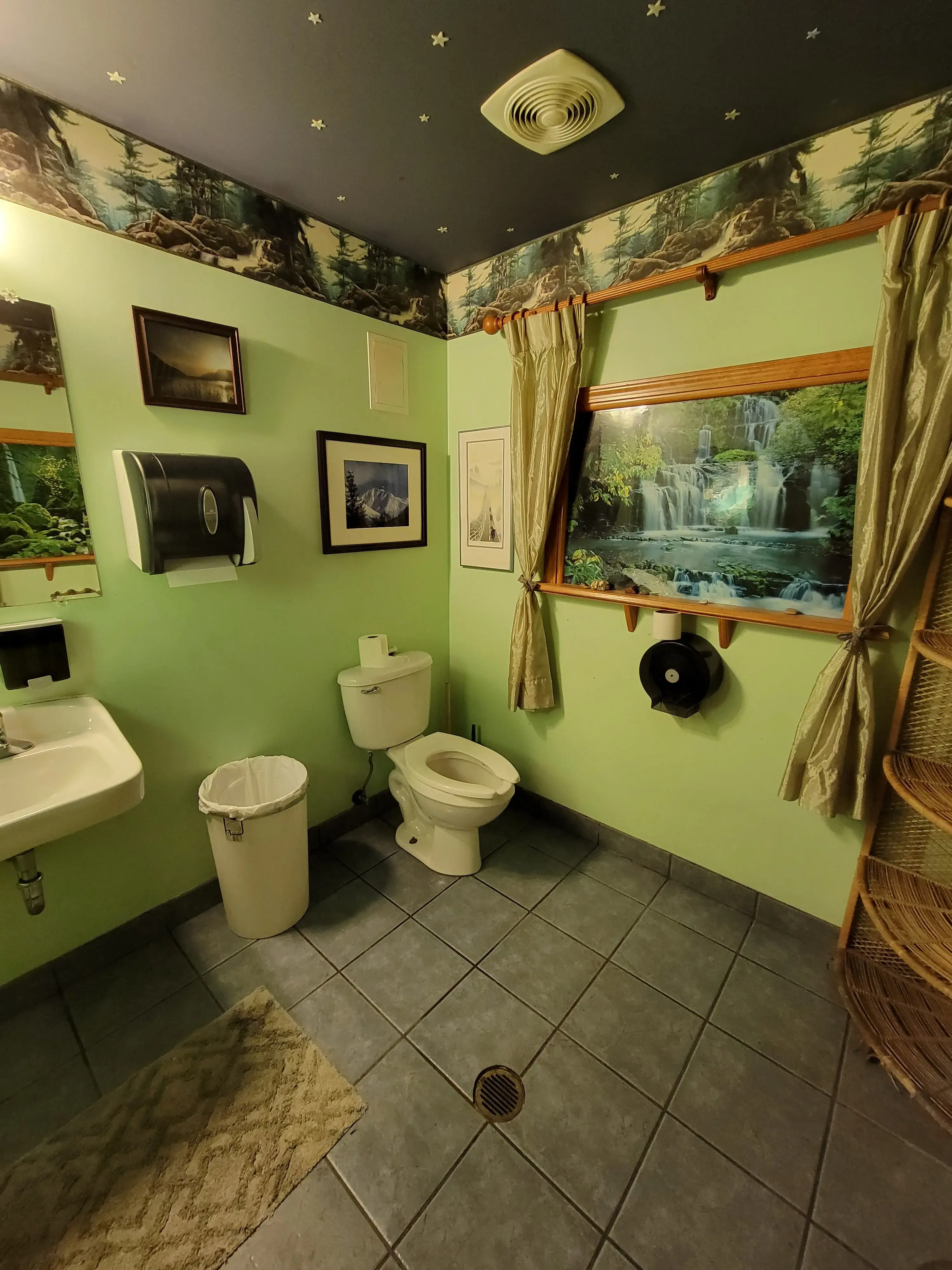“The Laundromall” – Girdwood Laundry & Showers thumbnail 13
