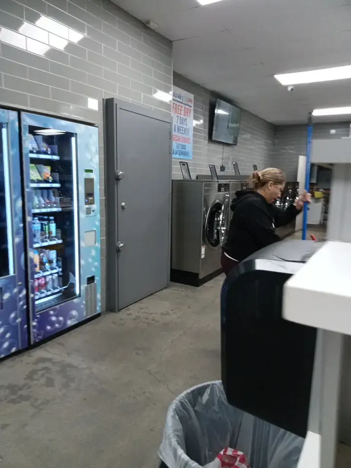 THE LAUNDROMAT OF DOWNEY thumbnail 11