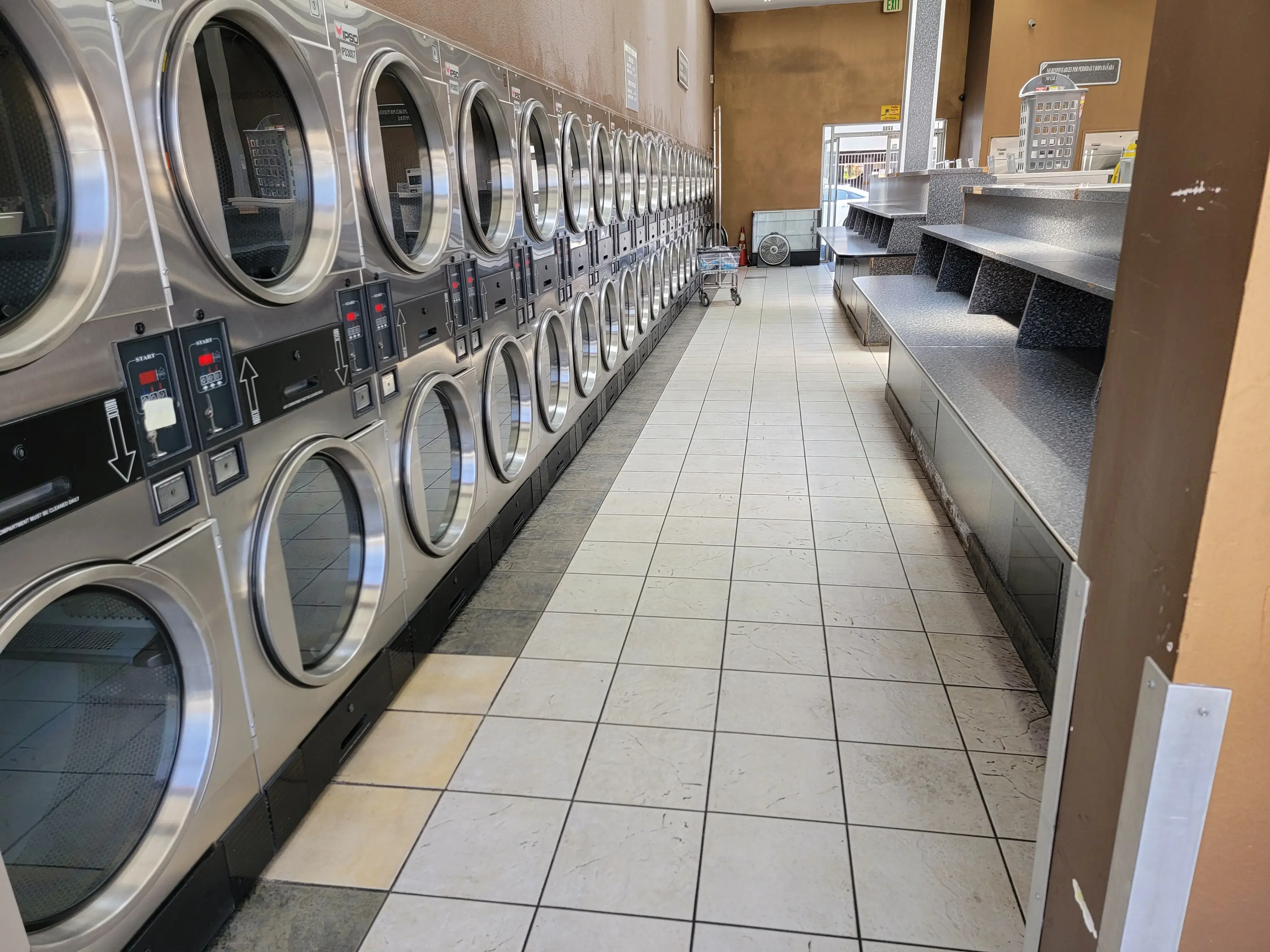 The Laundromat Of North Hollywood thumbnail 14