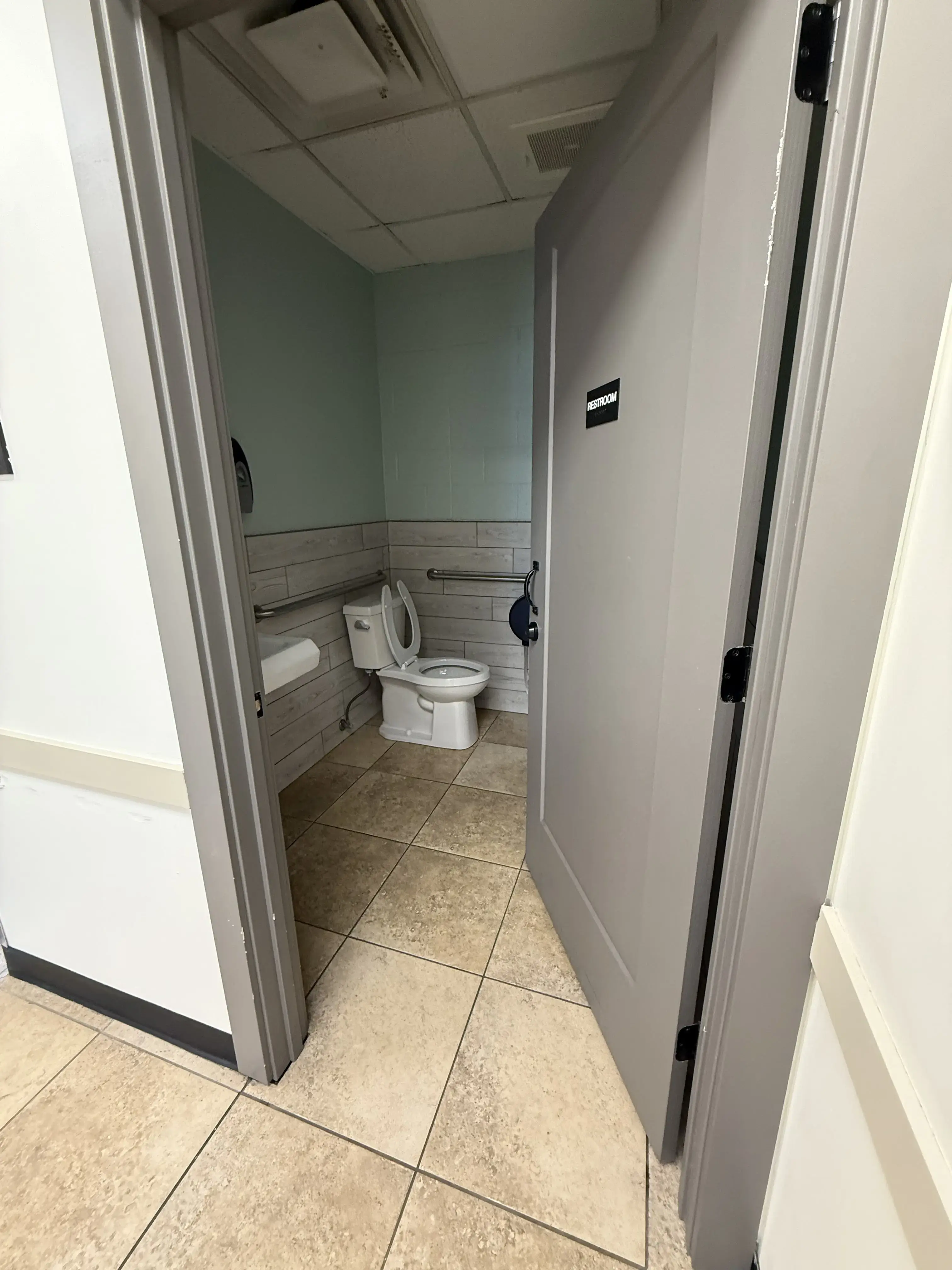 The Laundromat on Robbins - Image 3