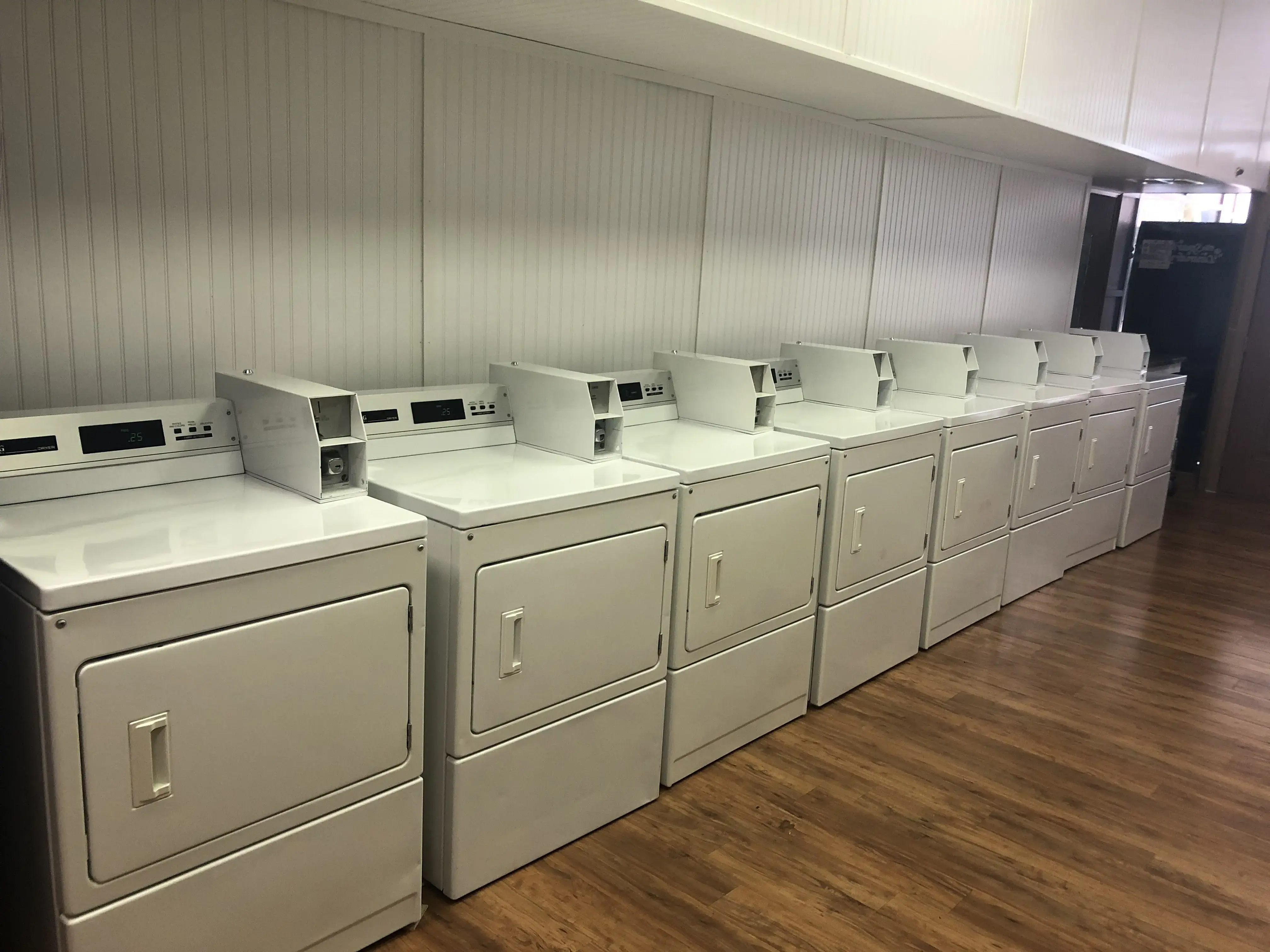 The Sparkling Laundry Lounge - Image 7