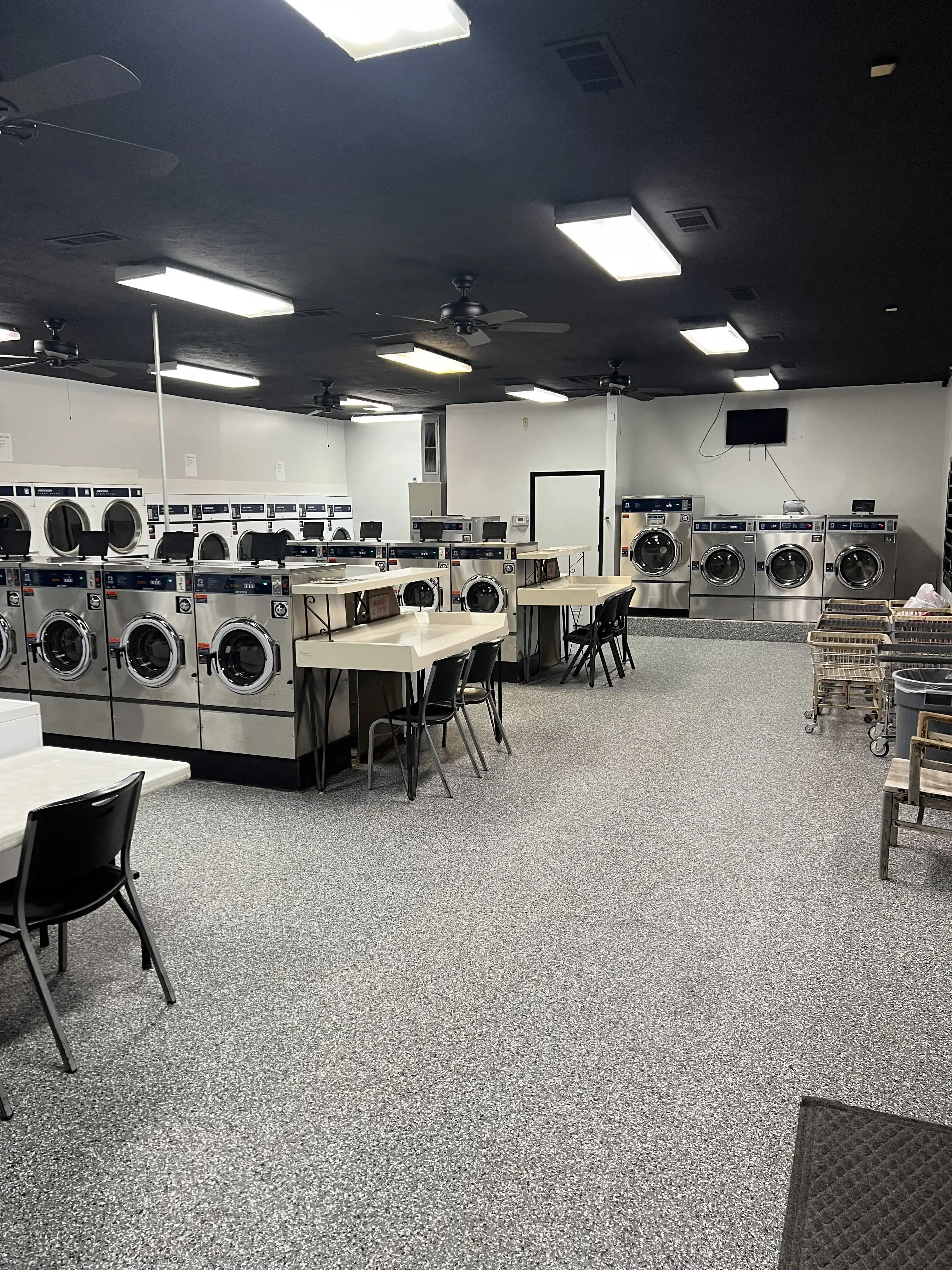 The Washer Laundromat - Image 12