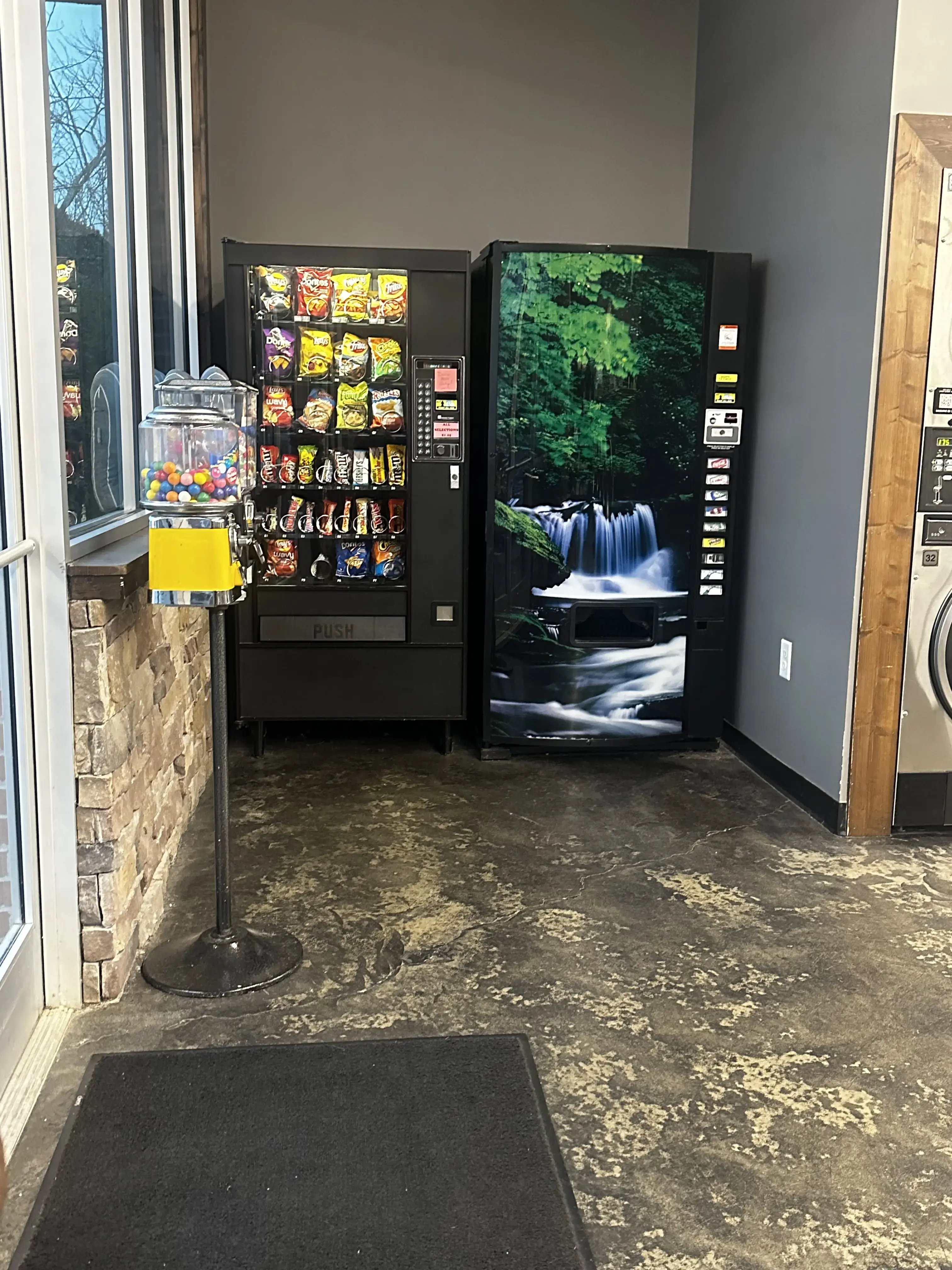 The Washroom Laundromat - Image 13