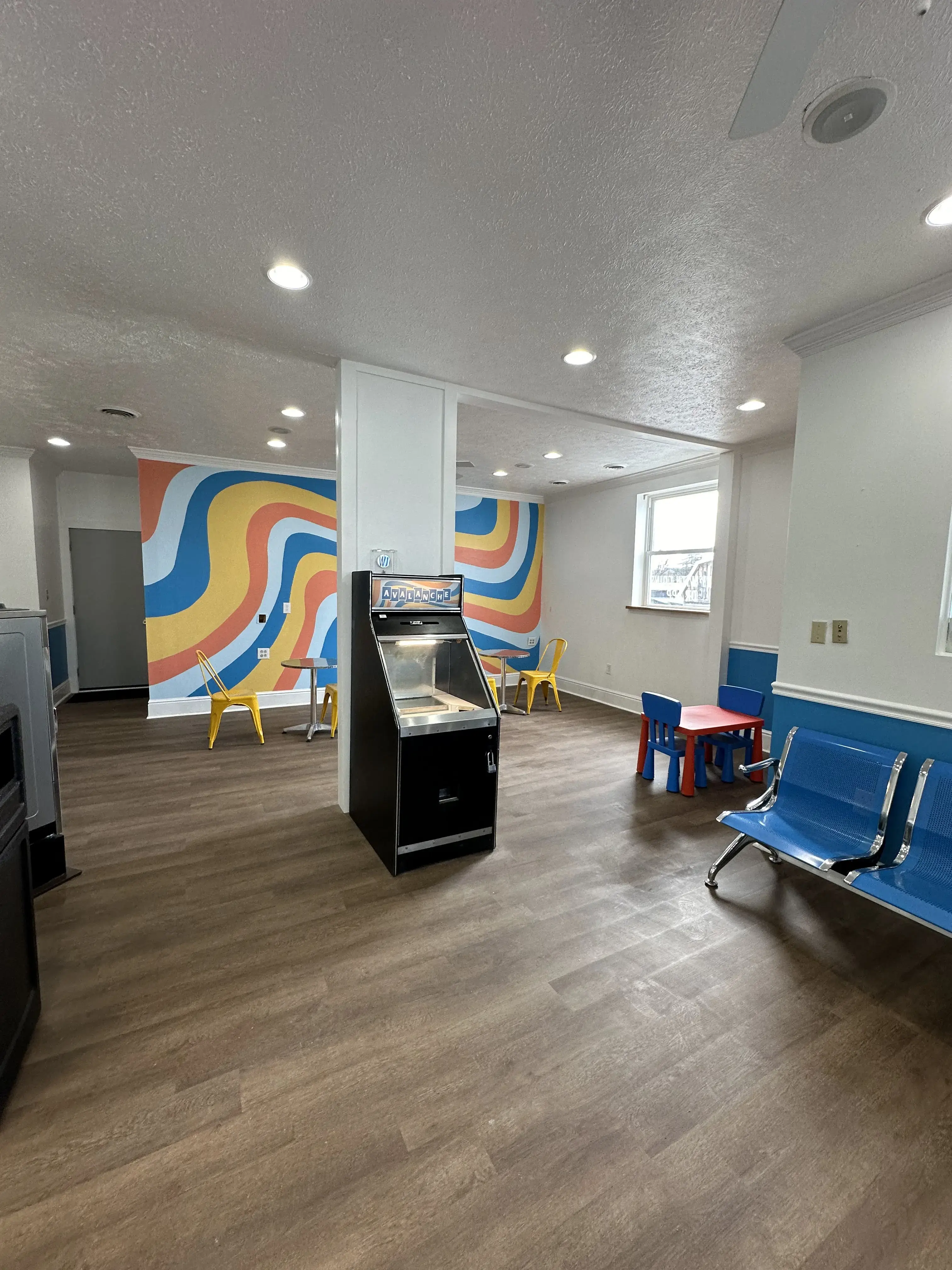 Thirteenth Street Laundromat - Image 19