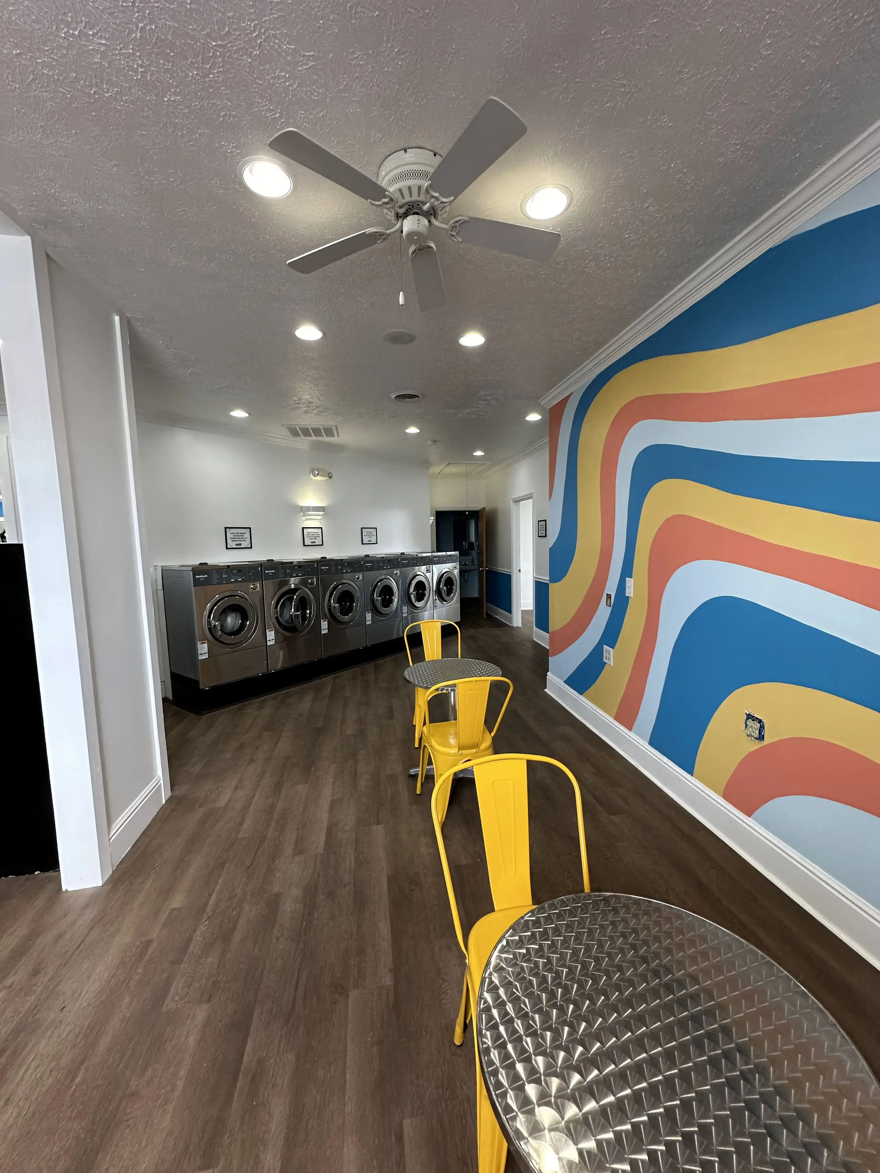 Thirteenth Street Laundromat - Image 15