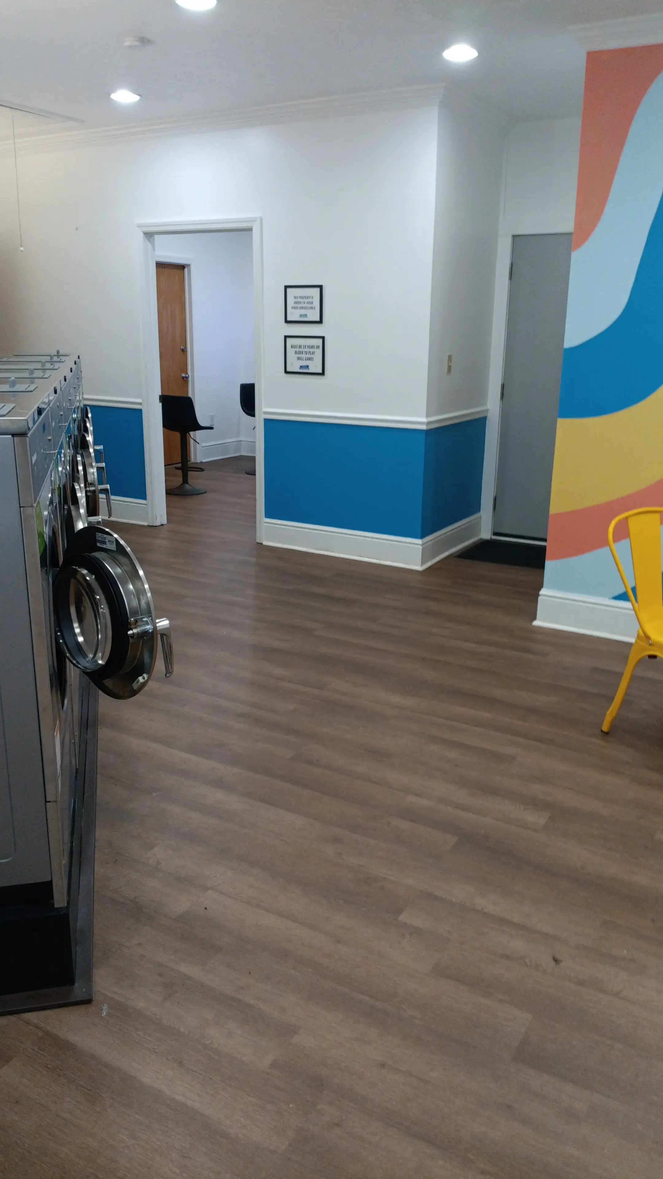 Thirteenth Street Laundromat - Image 13