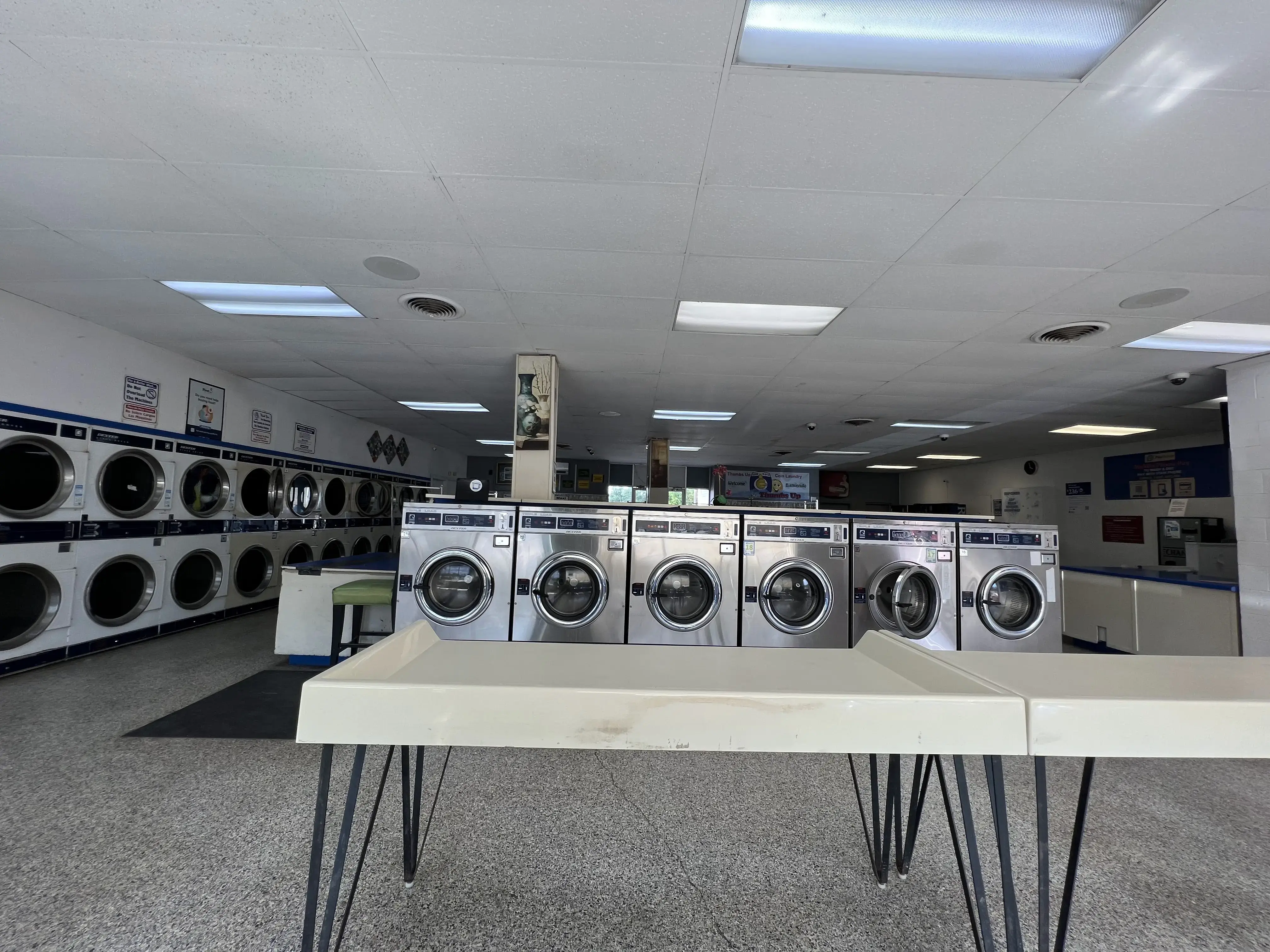 Thumbs Up Coin Laundry thumbnail 3