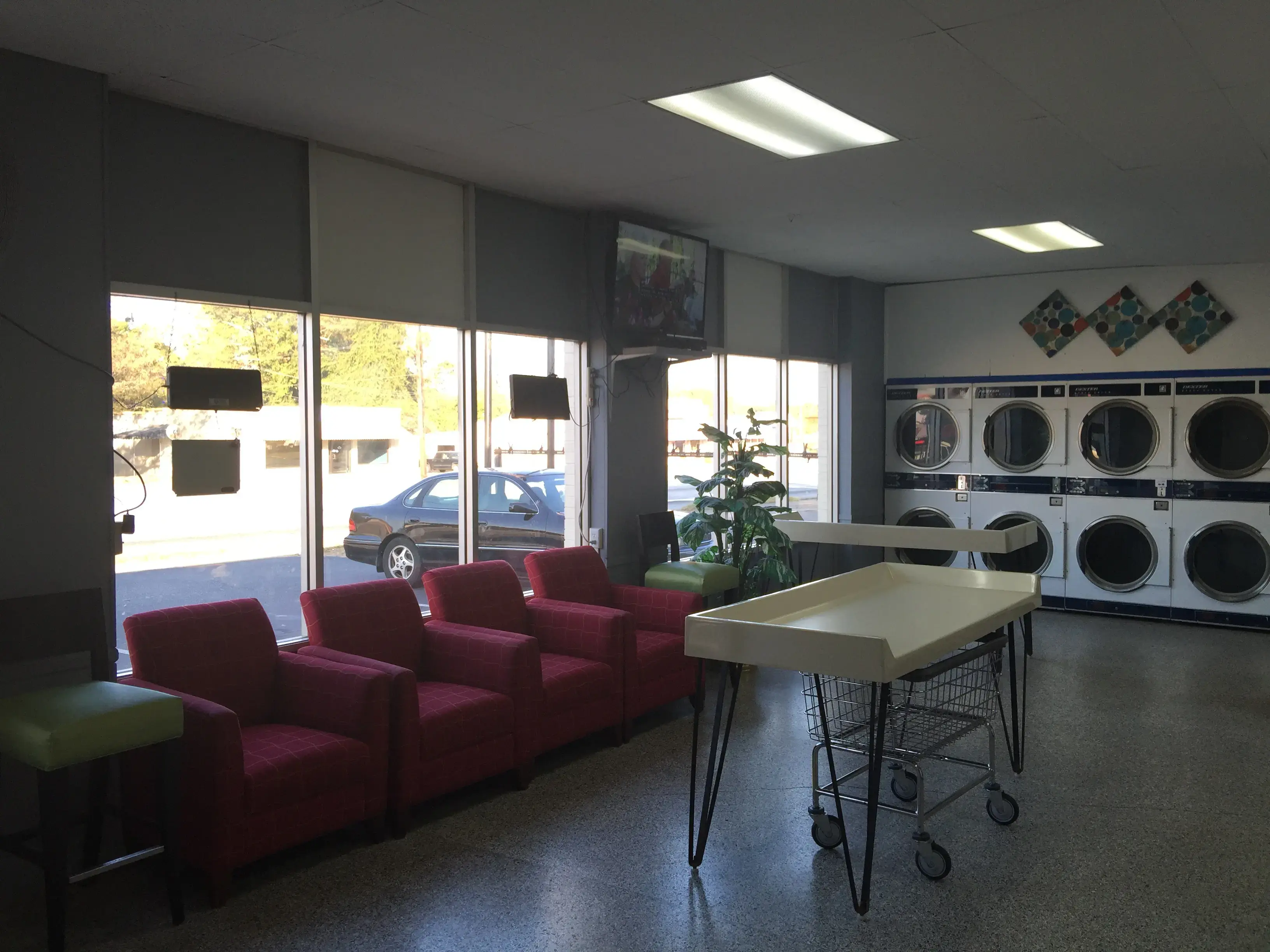 Thumbs Up Coin Laundry - Image 9