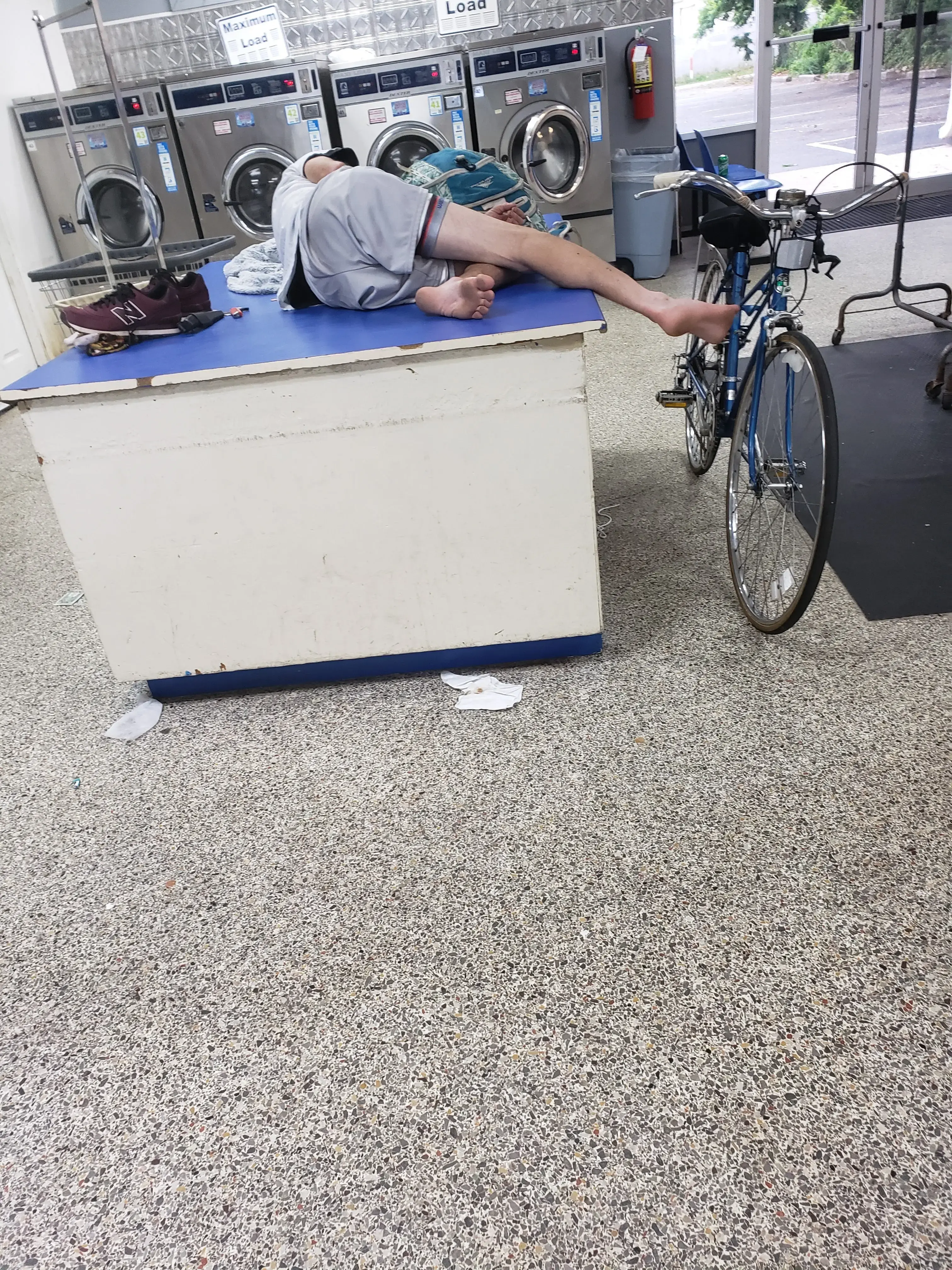 Thumbs Up Coin Laundry thumbnail 12