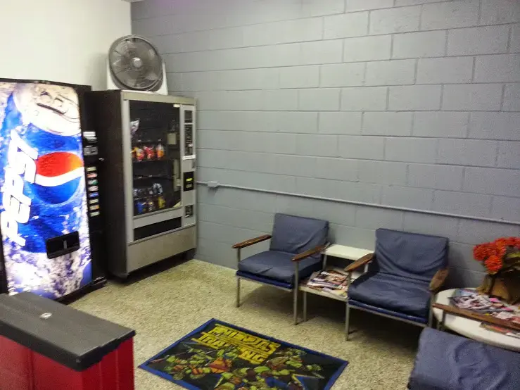 Thumbs Up Coin Laundry thumbnail 5