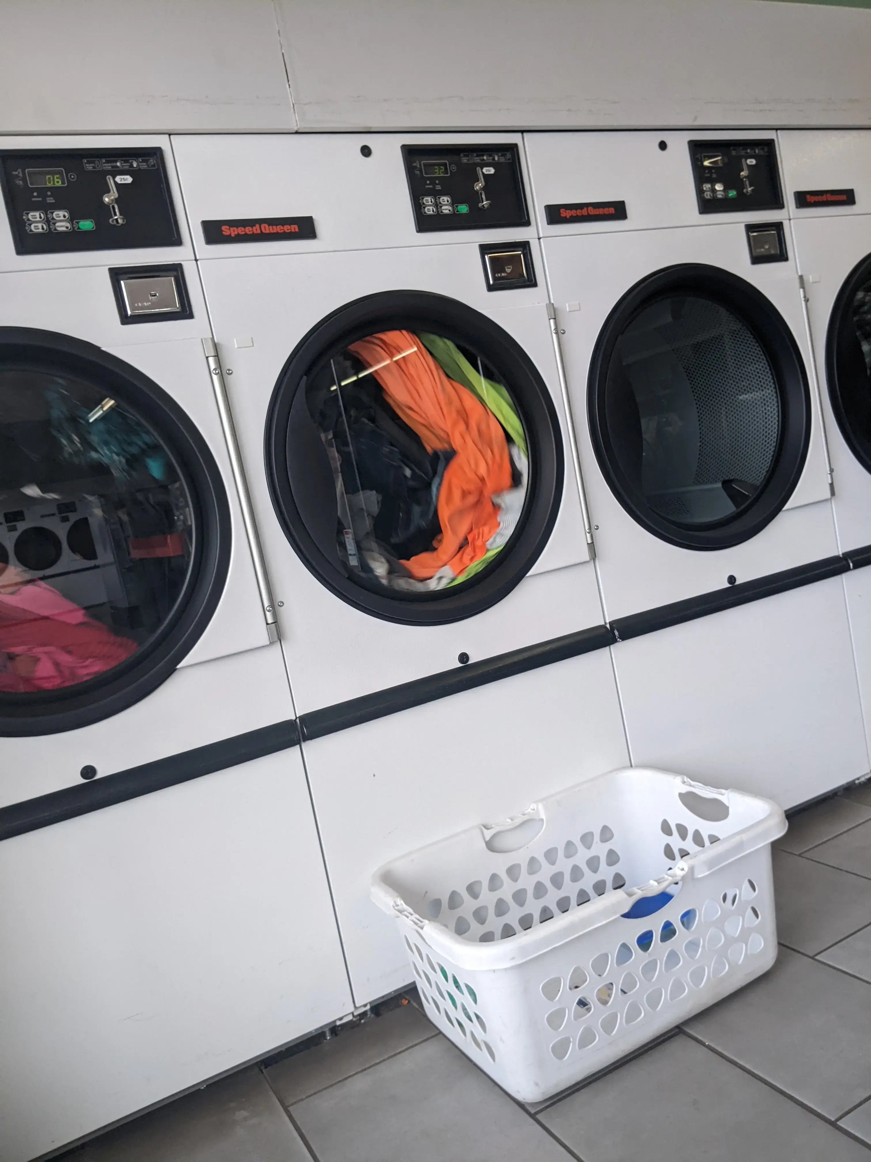 Ti-Dee Laundromat thumbnail 8