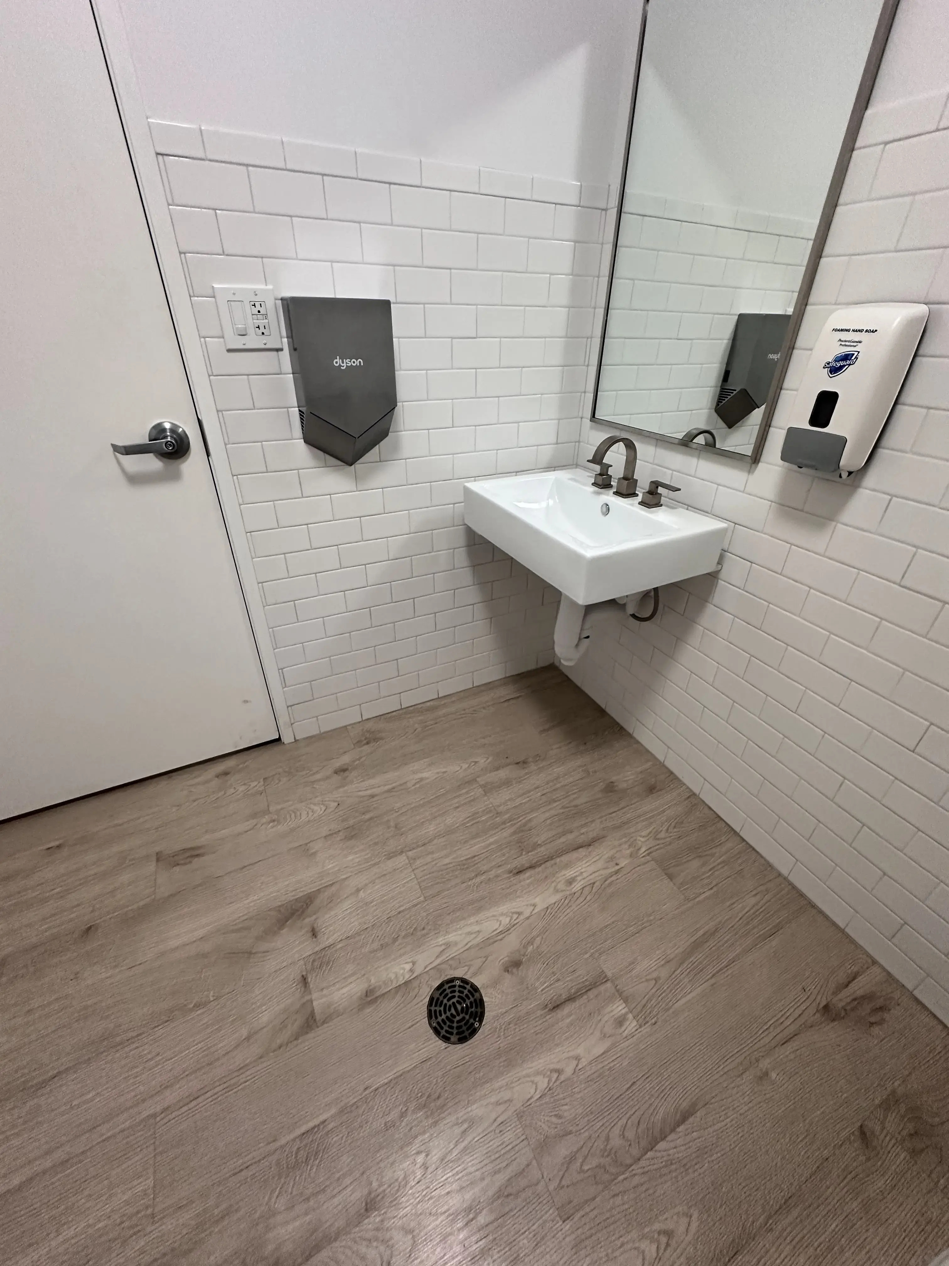 Tide Laundromat - Image 18