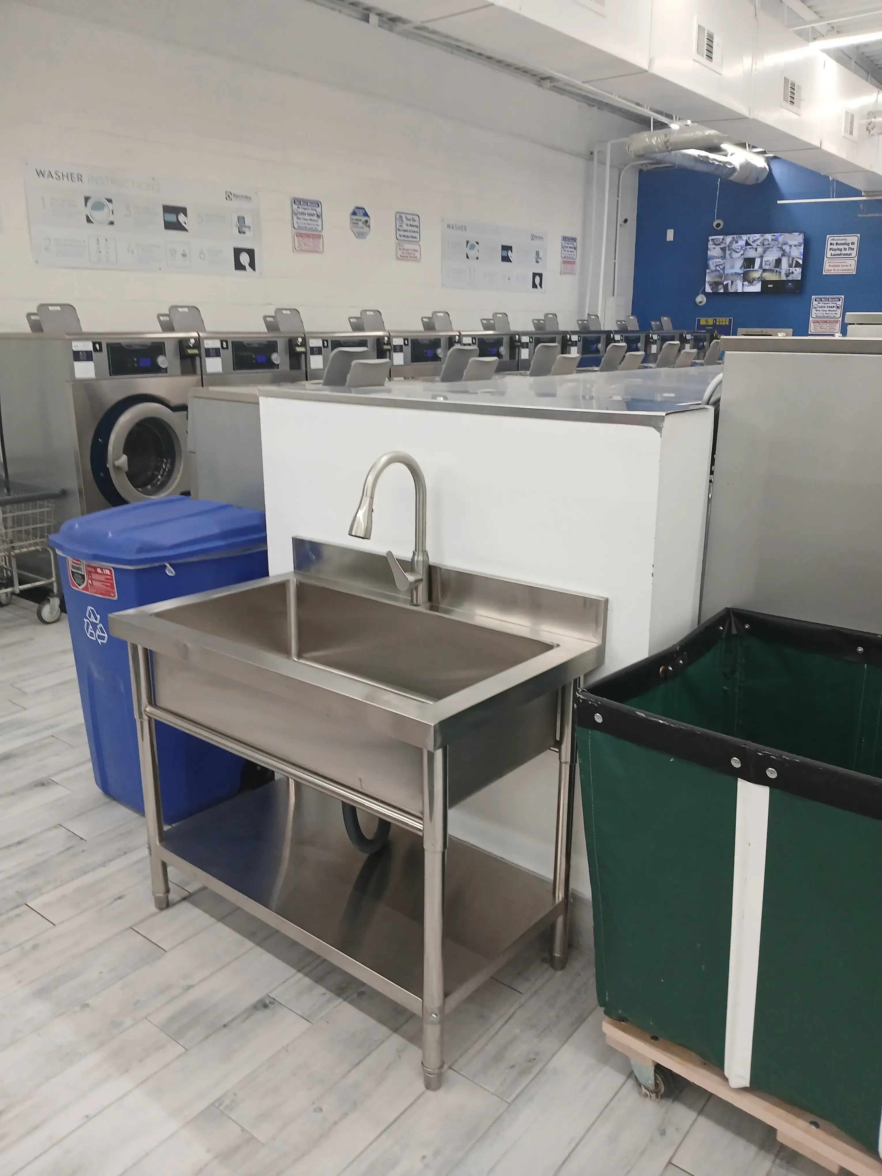 Tidy Whites Laundromat - Image 9