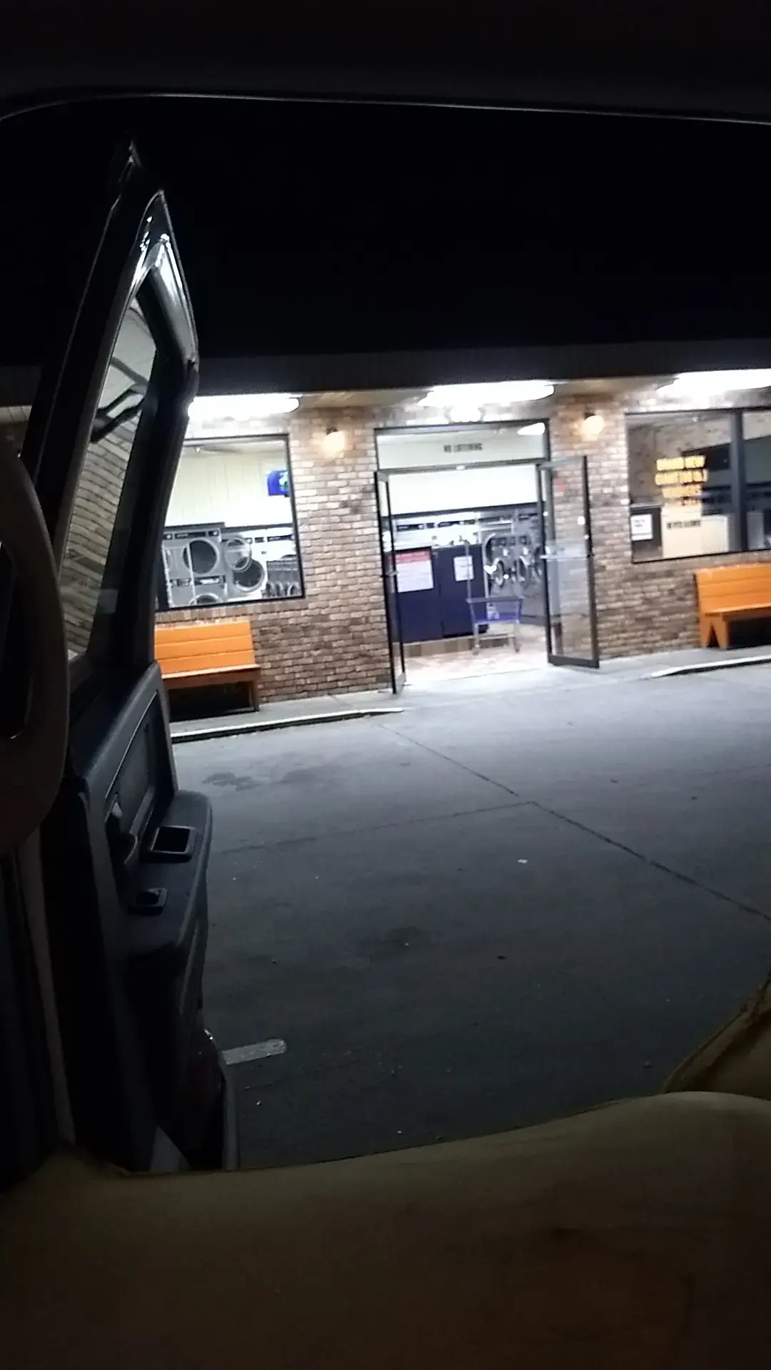 Tiger Wash Pendleton Laundromat & Car Wash thumbnail 14