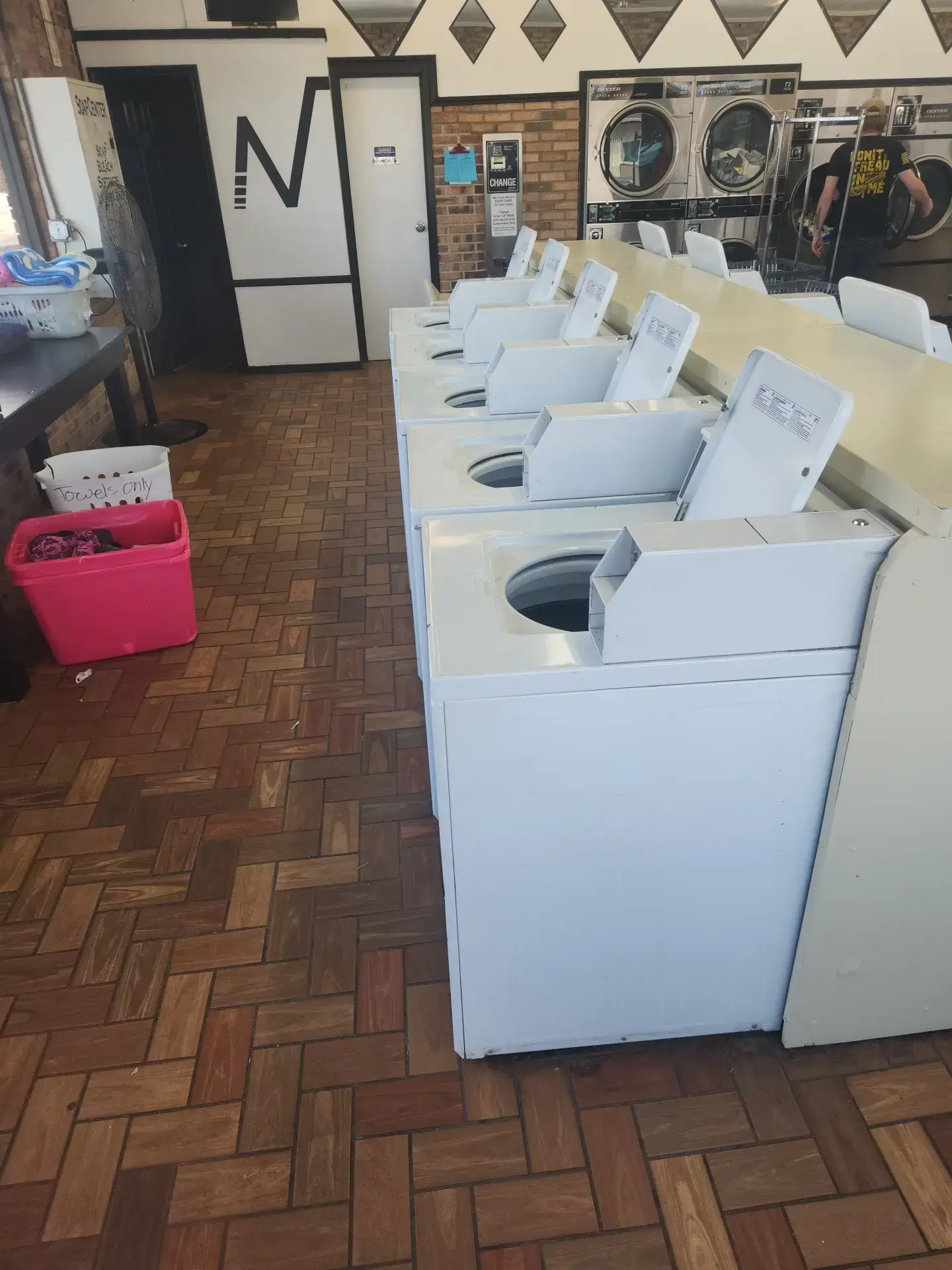 Tiger Wash Seneca Laundromat & Car Wash - Image 4