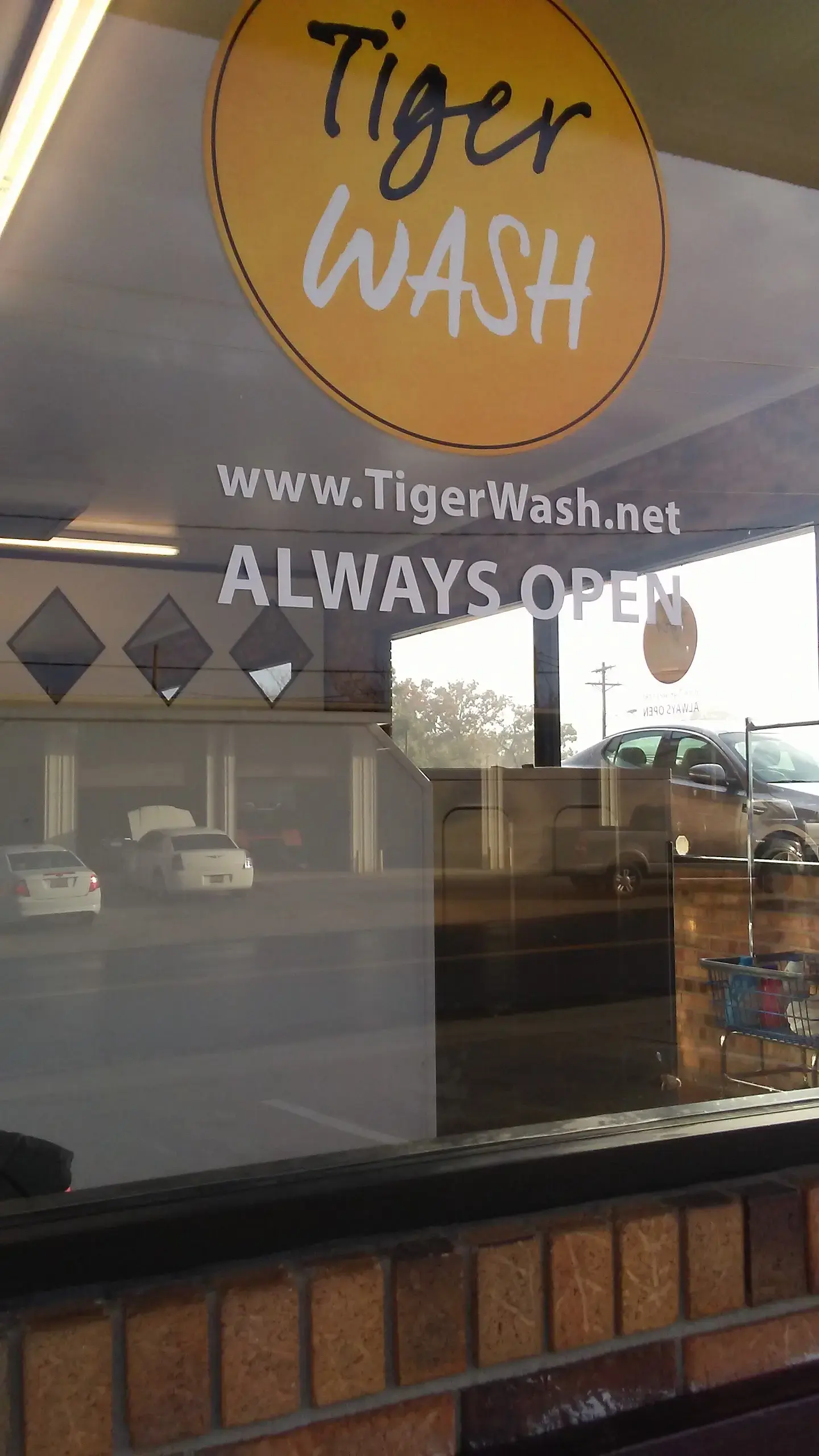 Tiger Wash Seneca Laundromat & Car Wash - Image 7