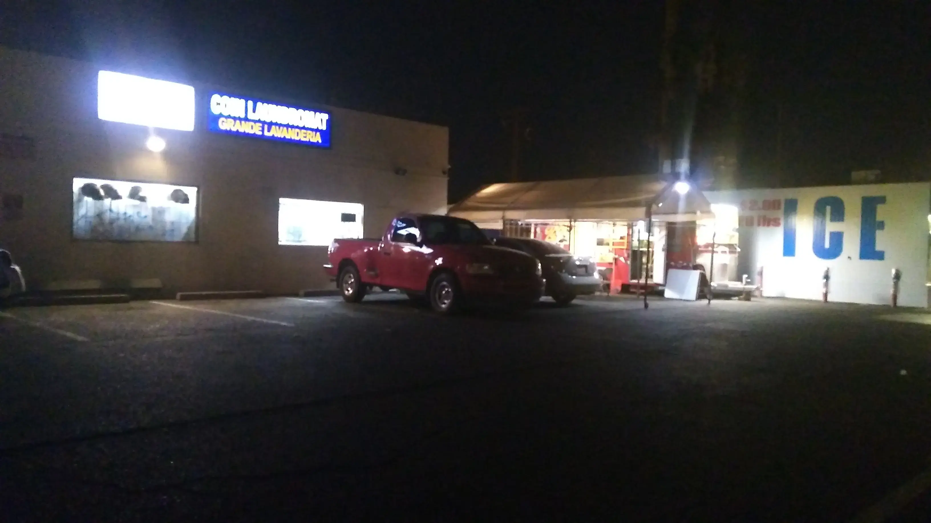 Tiny Bubbles 24 Hour Phoenix Laundromat - Image 18