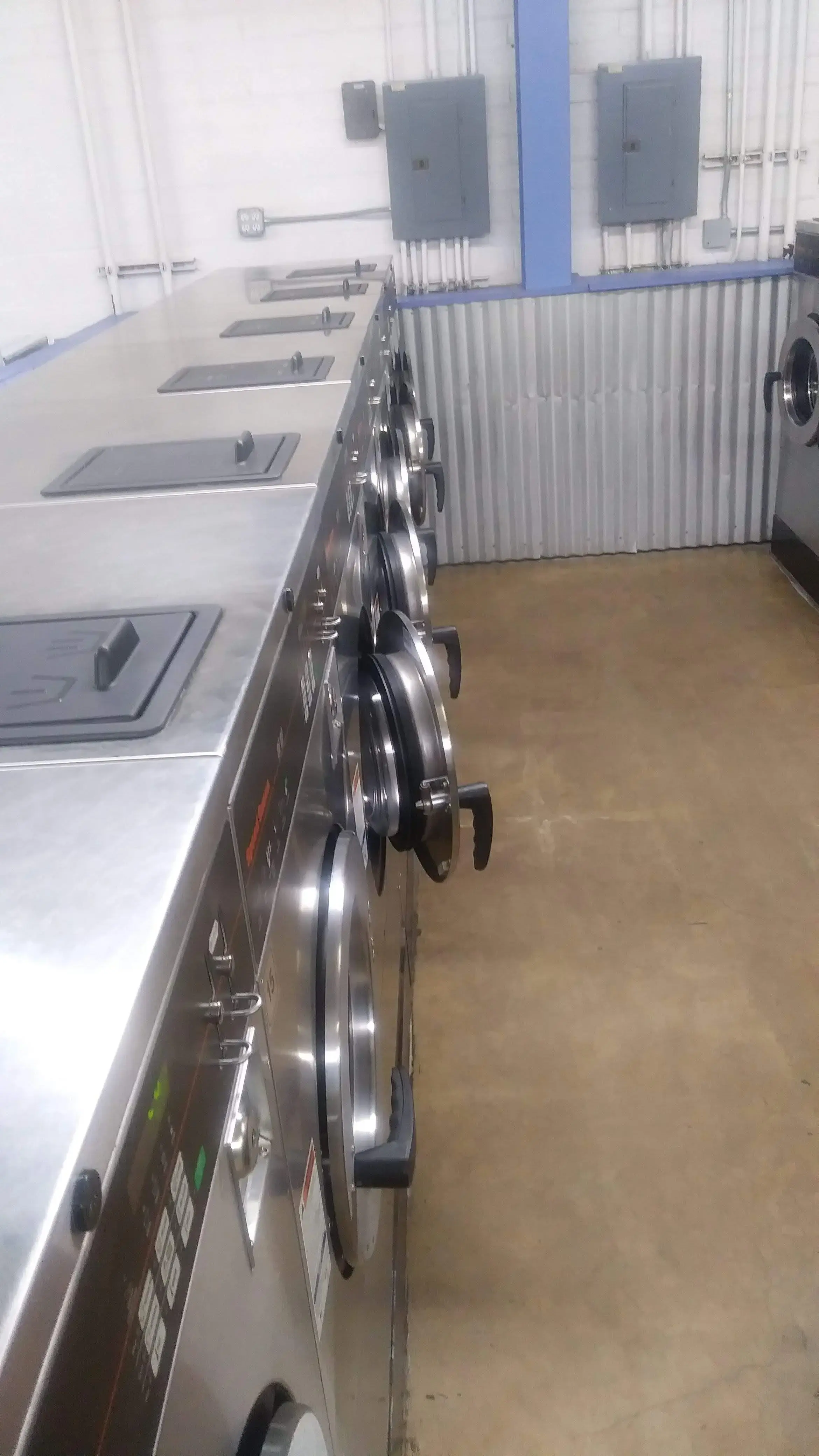 Tiny Bubbles 24 Hour Phoenix Laundromat thumbnail 12