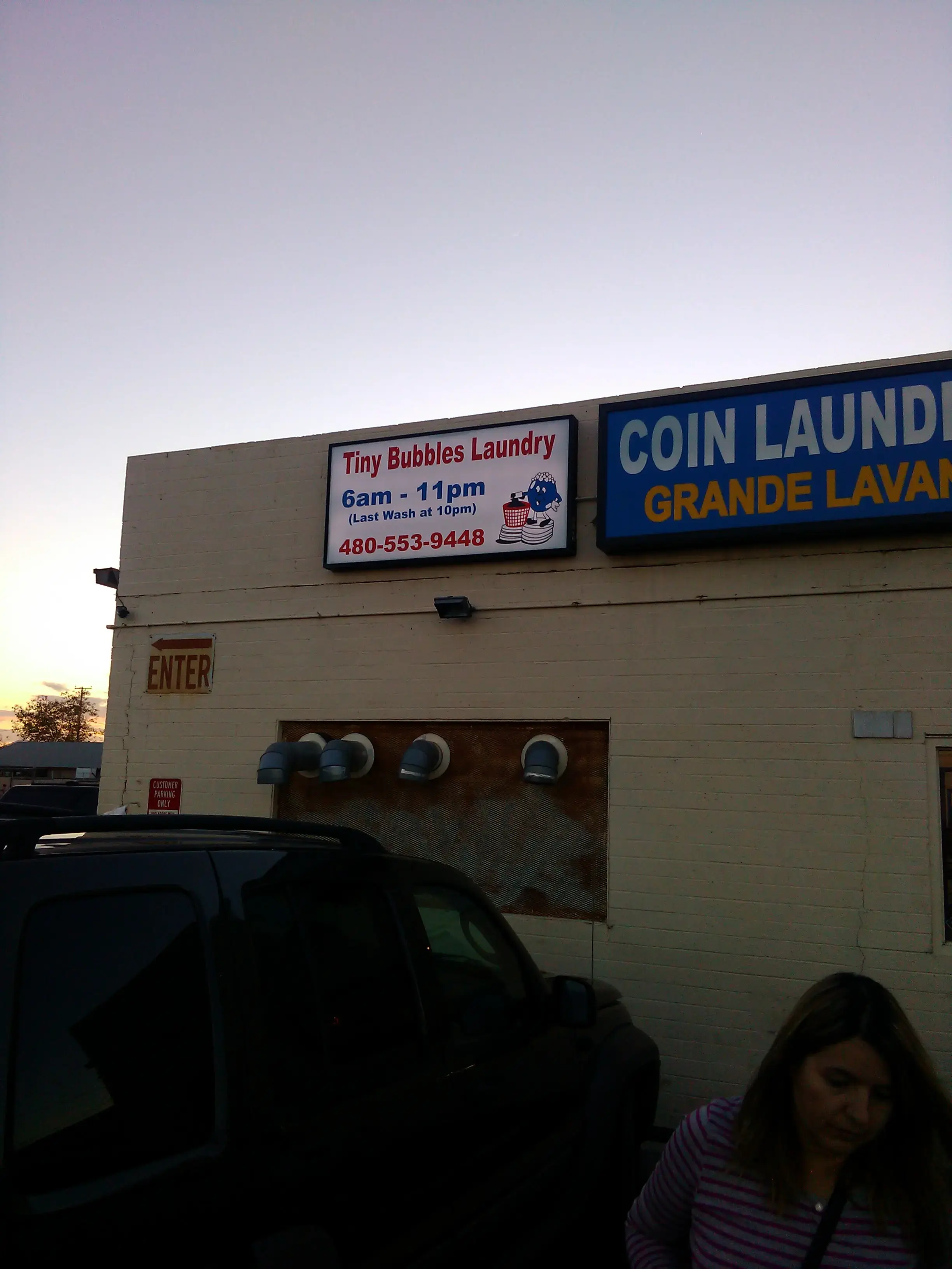 Tiny Bubbles 24 Hour Phoenix Laundromat thumbnail 9