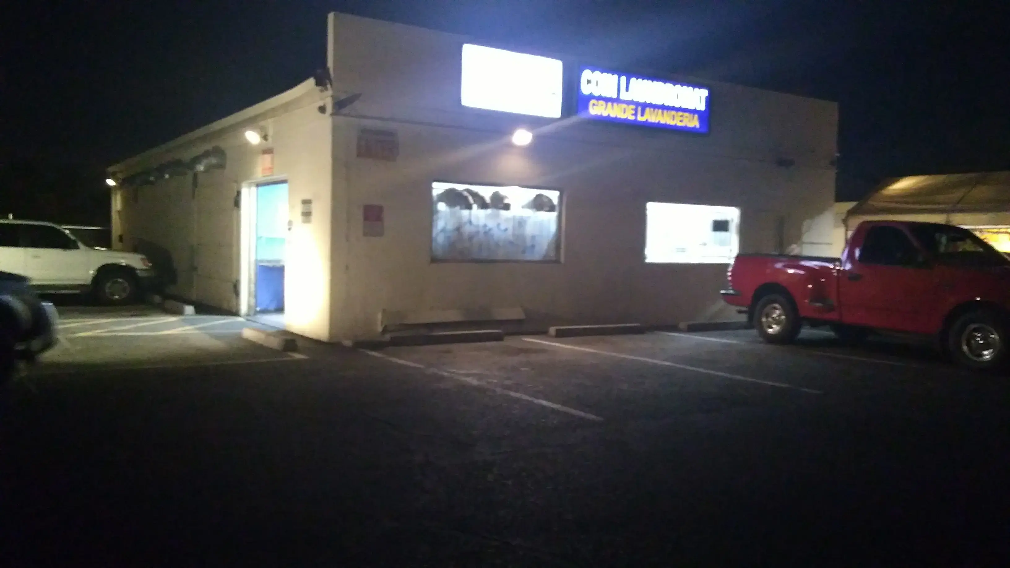 Tiny Bubbles 24 Hour Phoenix Laundromat thumbnail 5