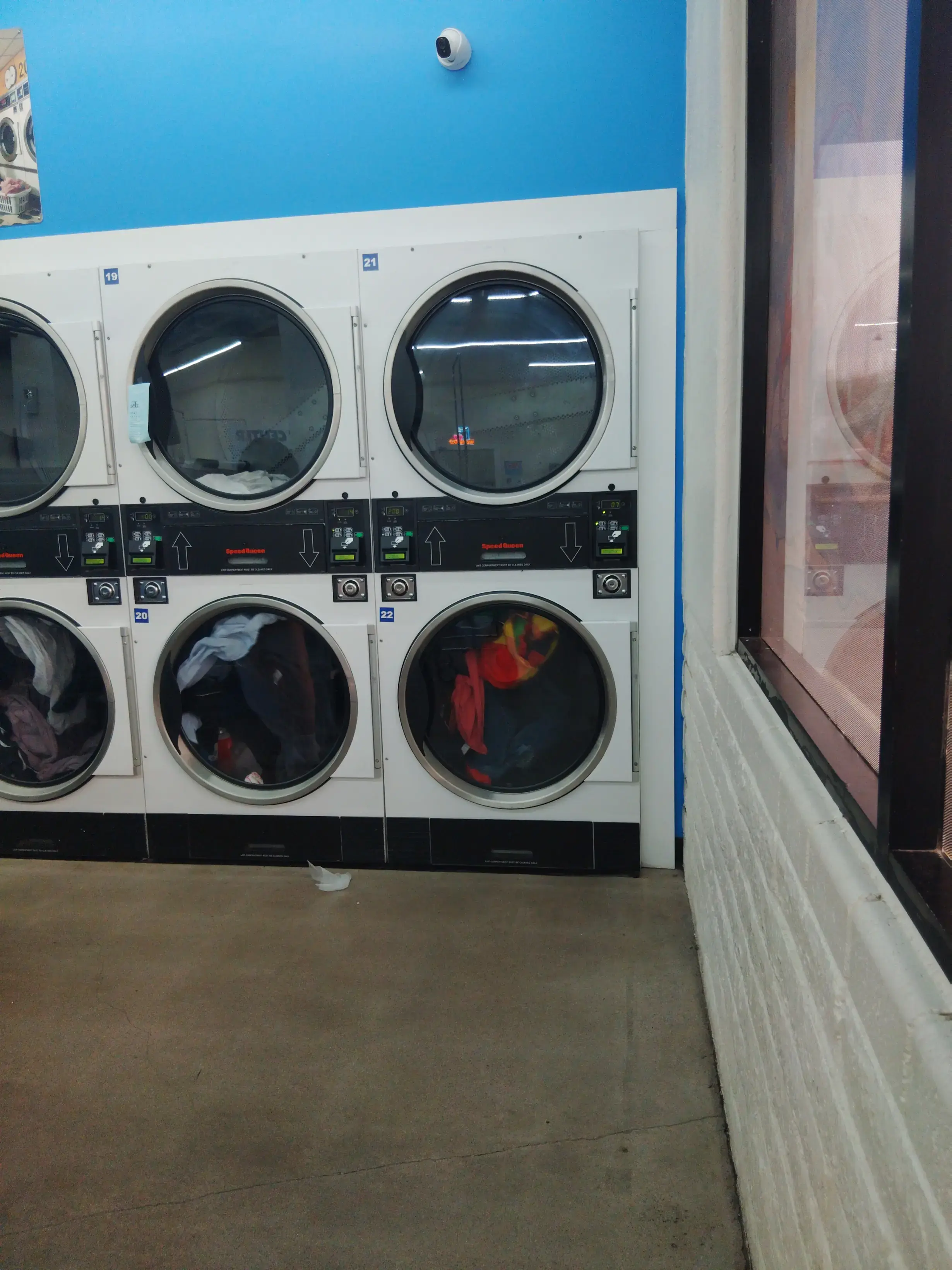 Tiny Bubbles 24 Hour Tempe Laundromat - Image 18