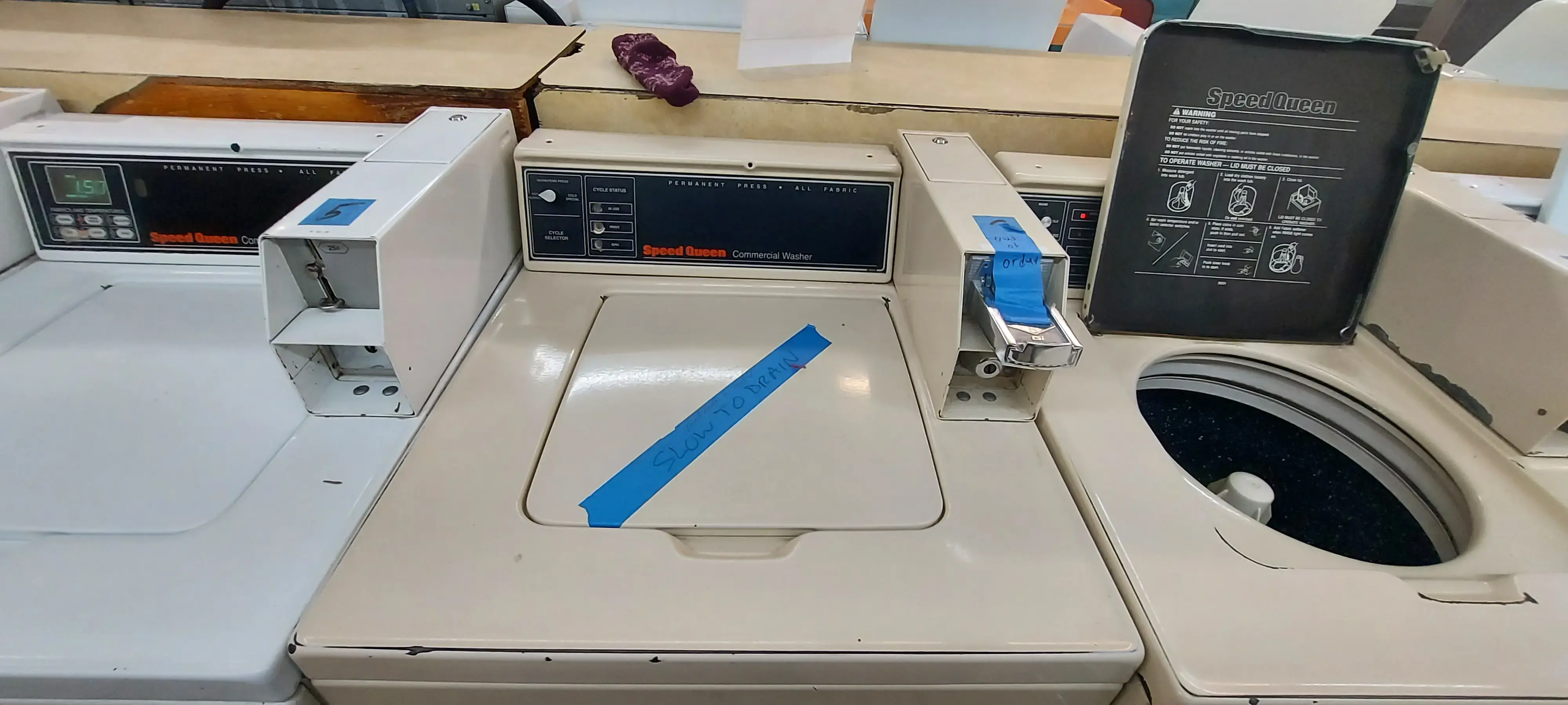 Tiny Bubbles 24 Hour Tucson Laundromat - Image 17