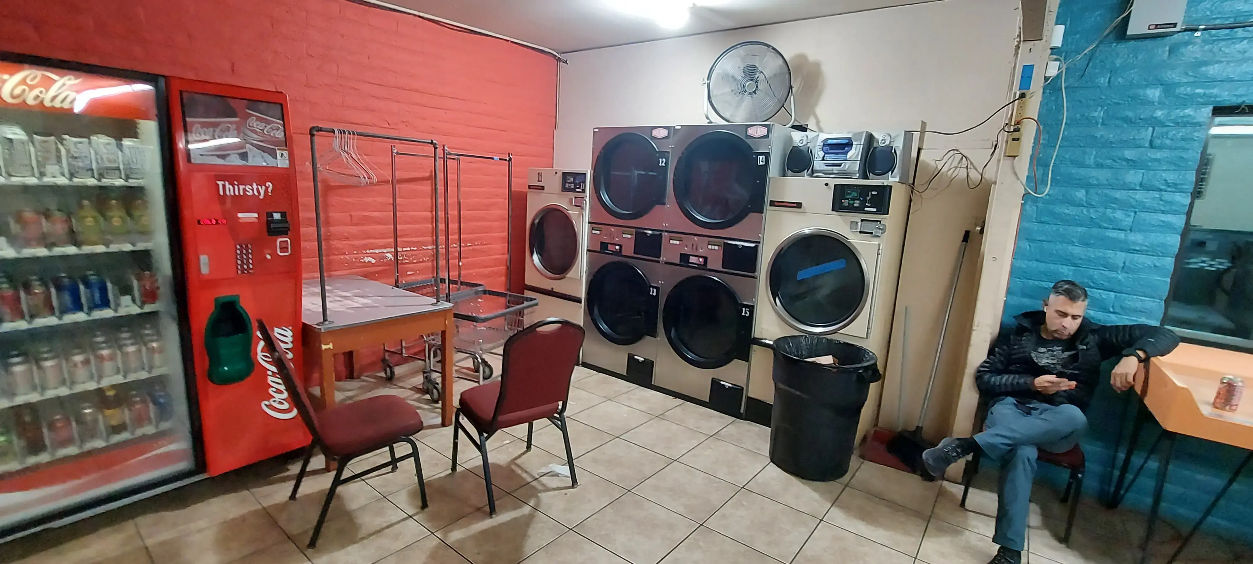 Tiny Bubbles 24 Hour Tucson Laundromat - Image 16