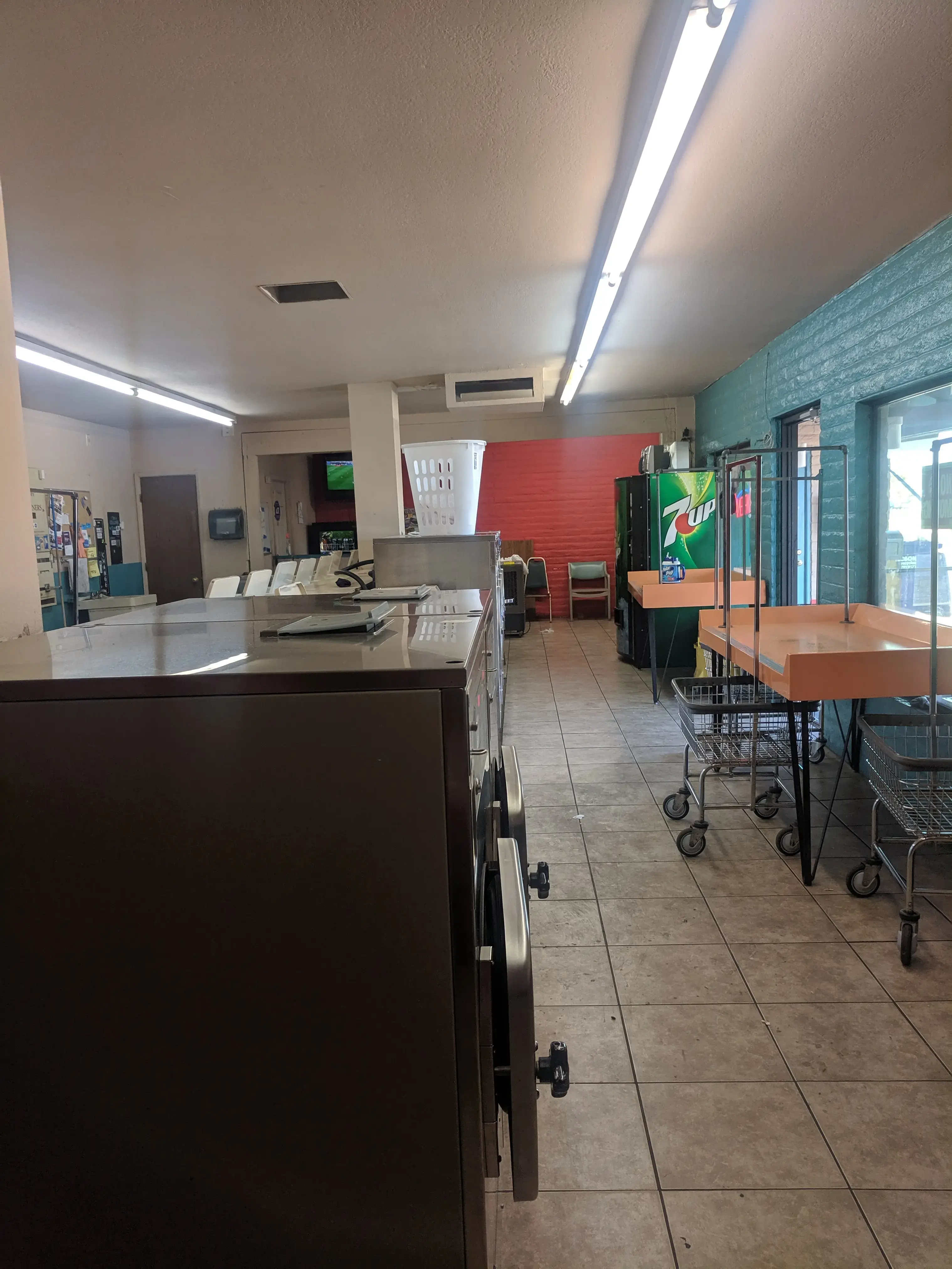 Tiny Bubbles 24 Hour Tucson Laundromat - Image 18