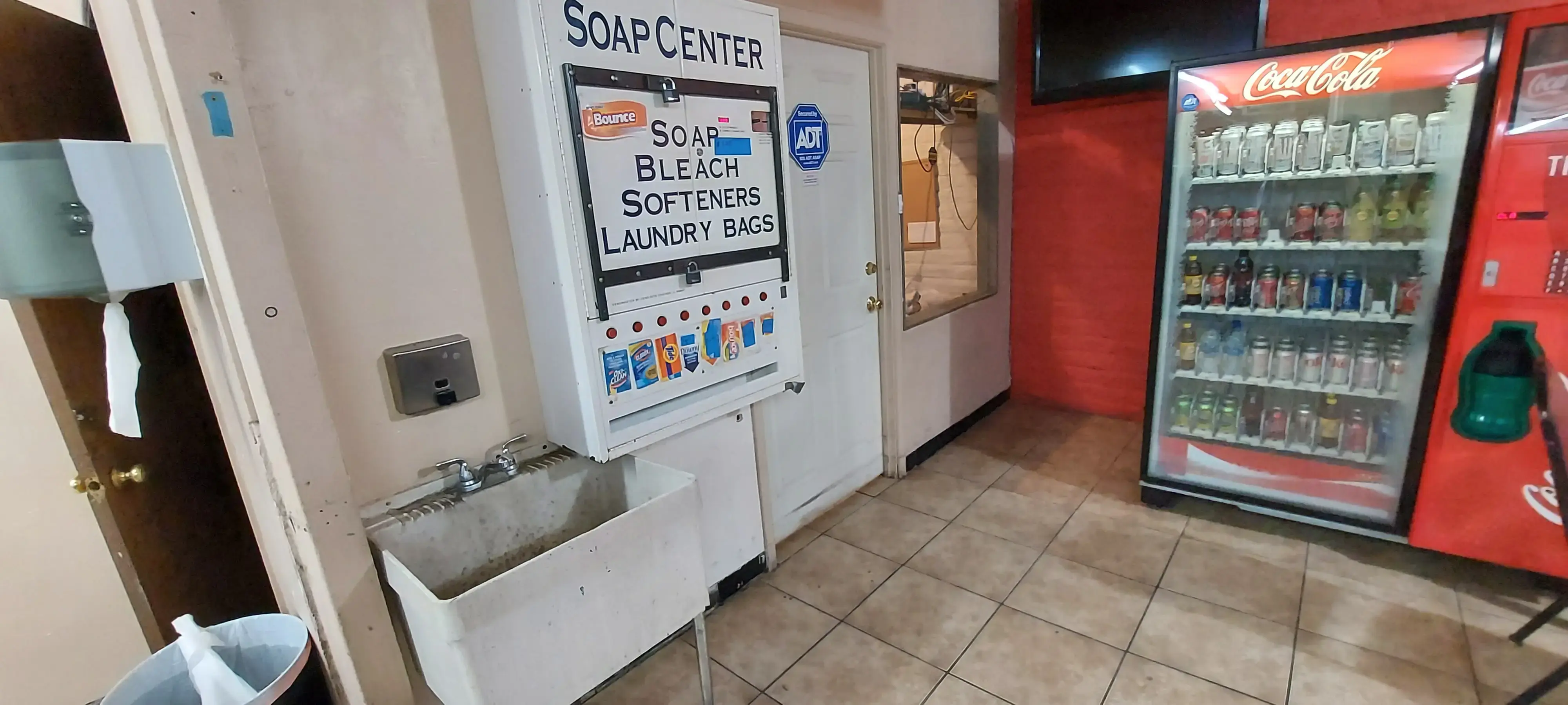 Tiny Bubbles 24 Hour Tucson Laundromat thumbnail 13