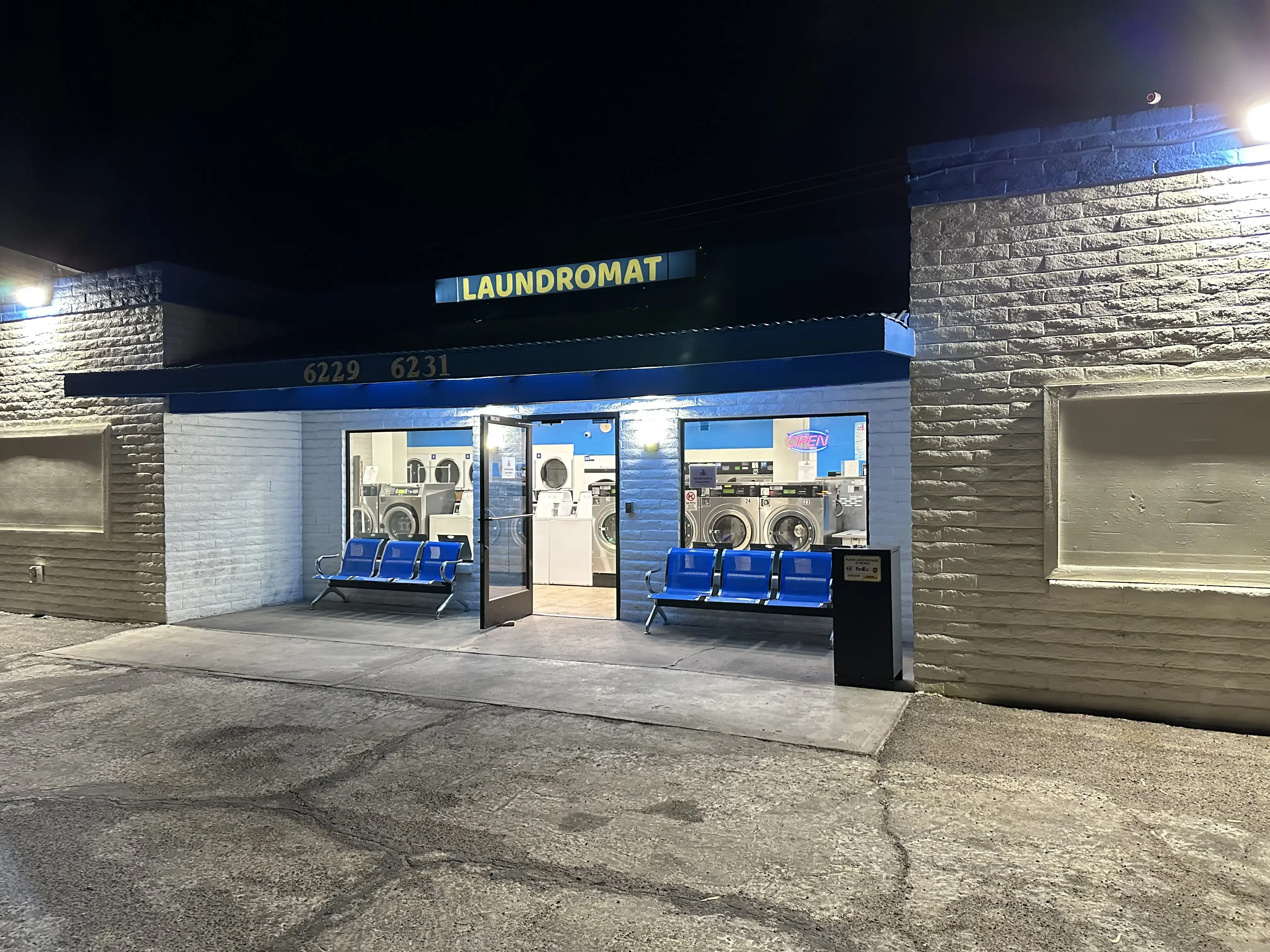 Tiny Bubbles 24 Hour Tucson Laundromat thumbnail 4