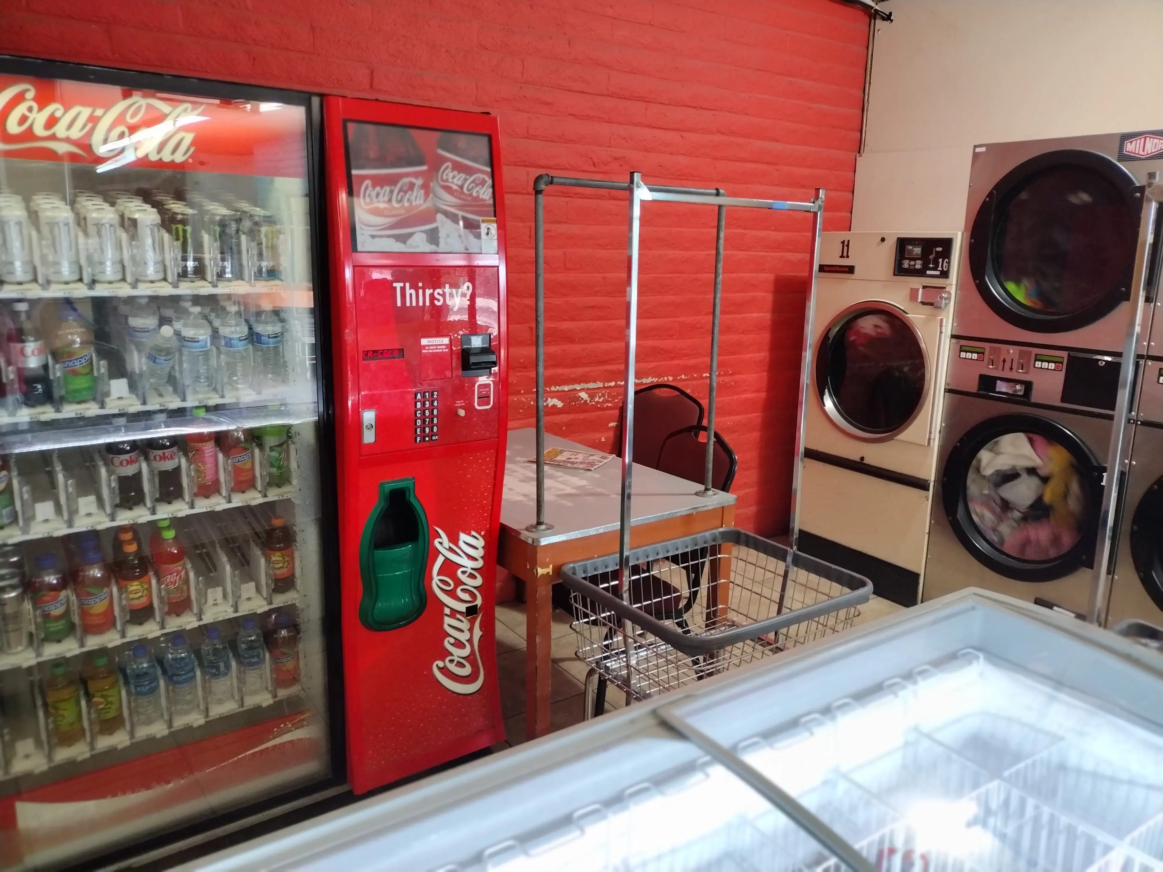 Tiny Bubbles 24 Hour Tucson Laundromat thumbnail 8