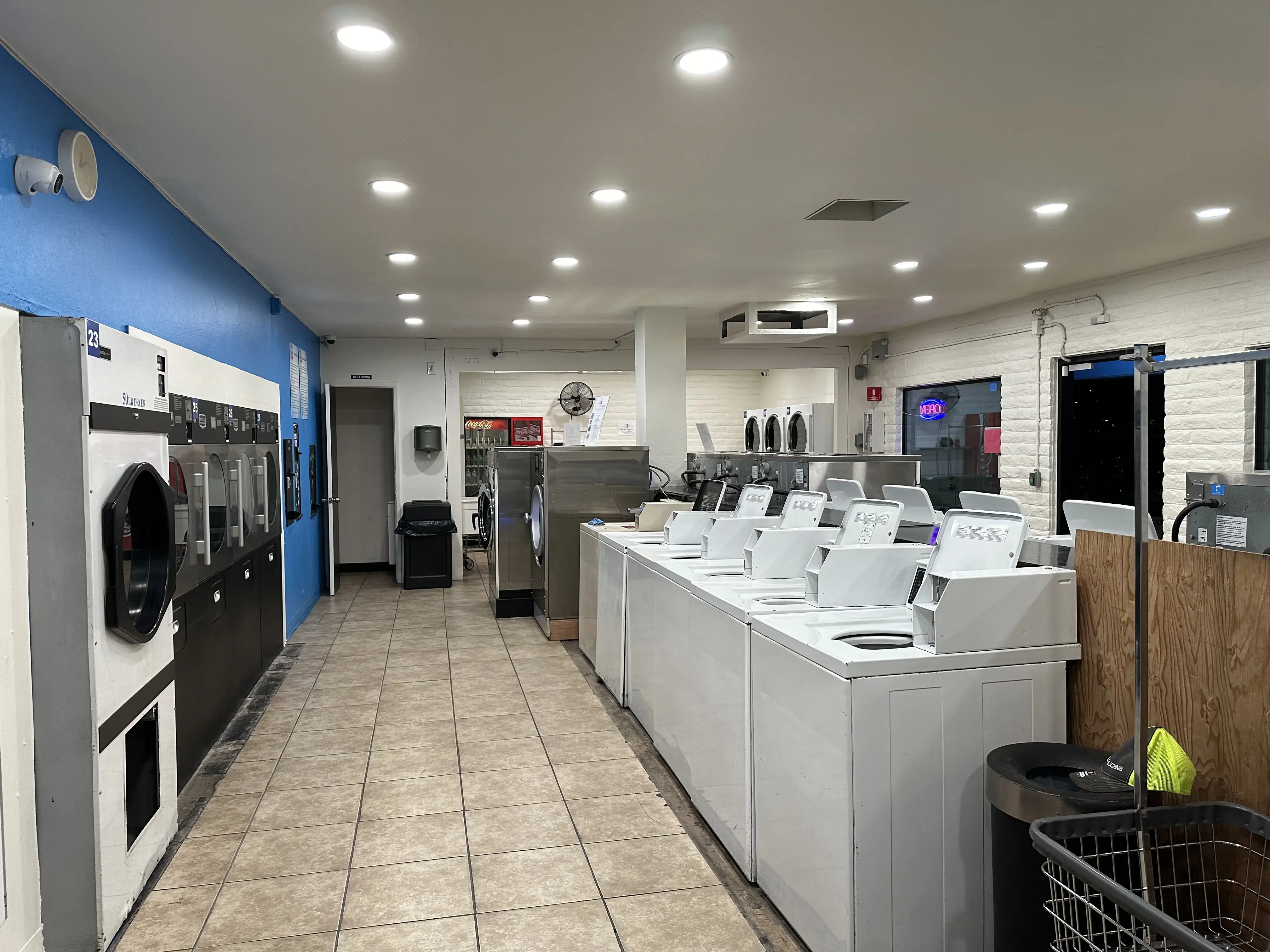Tiny Bubbles 24 Hour Tucson Laundromat thumbnail 3