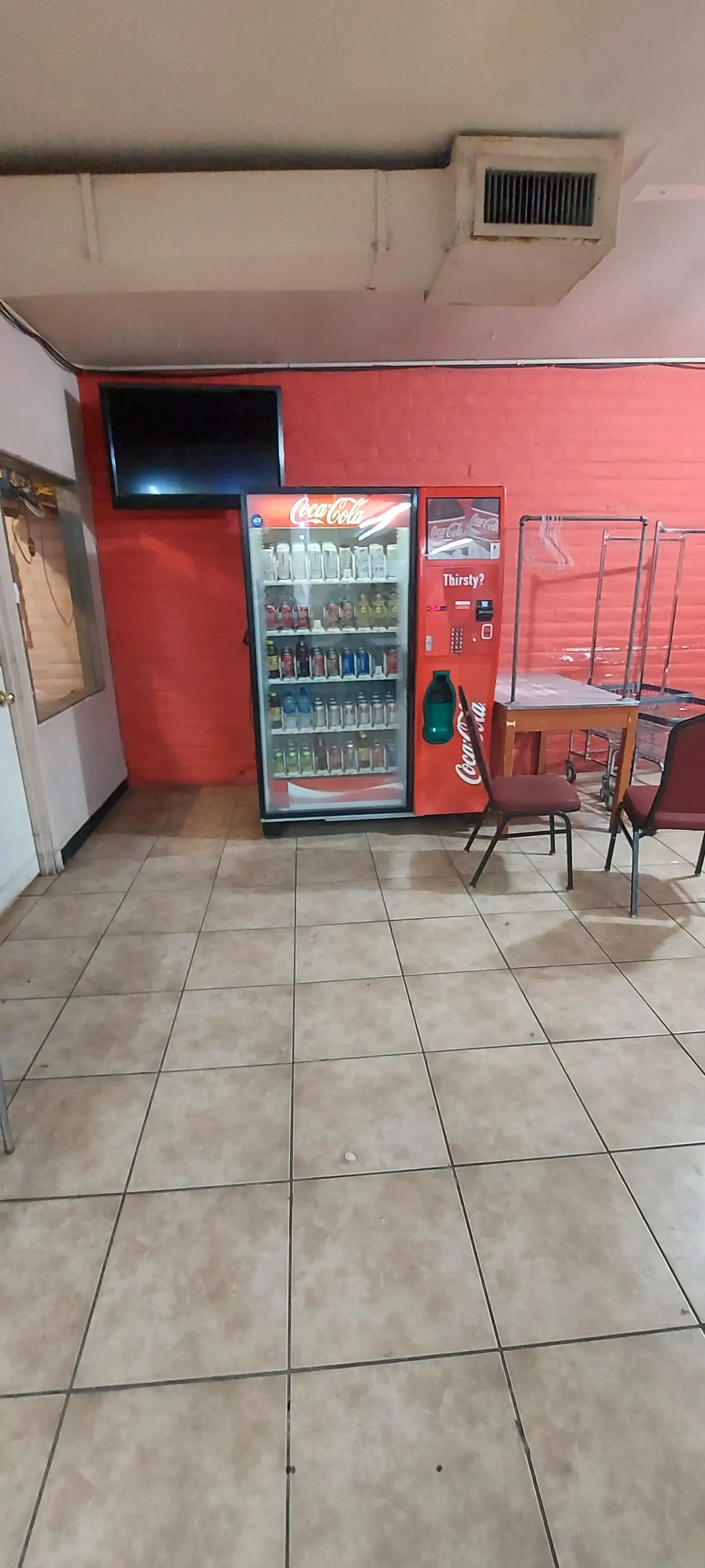 Tiny Bubbles 24 Hour Tucson Laundromat - Image 14