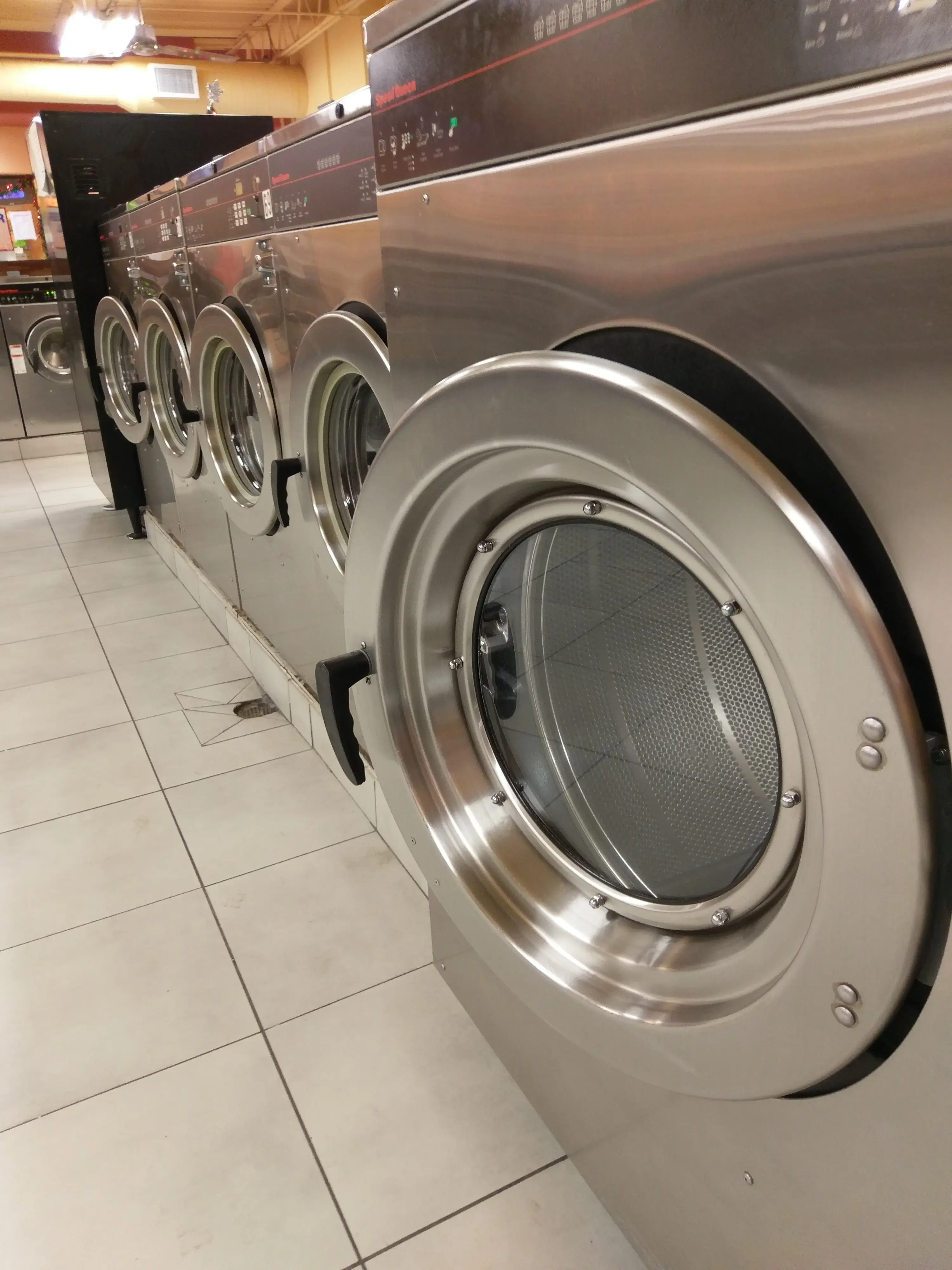 Tiny Bubbles Coin Laundry thumbnail 6