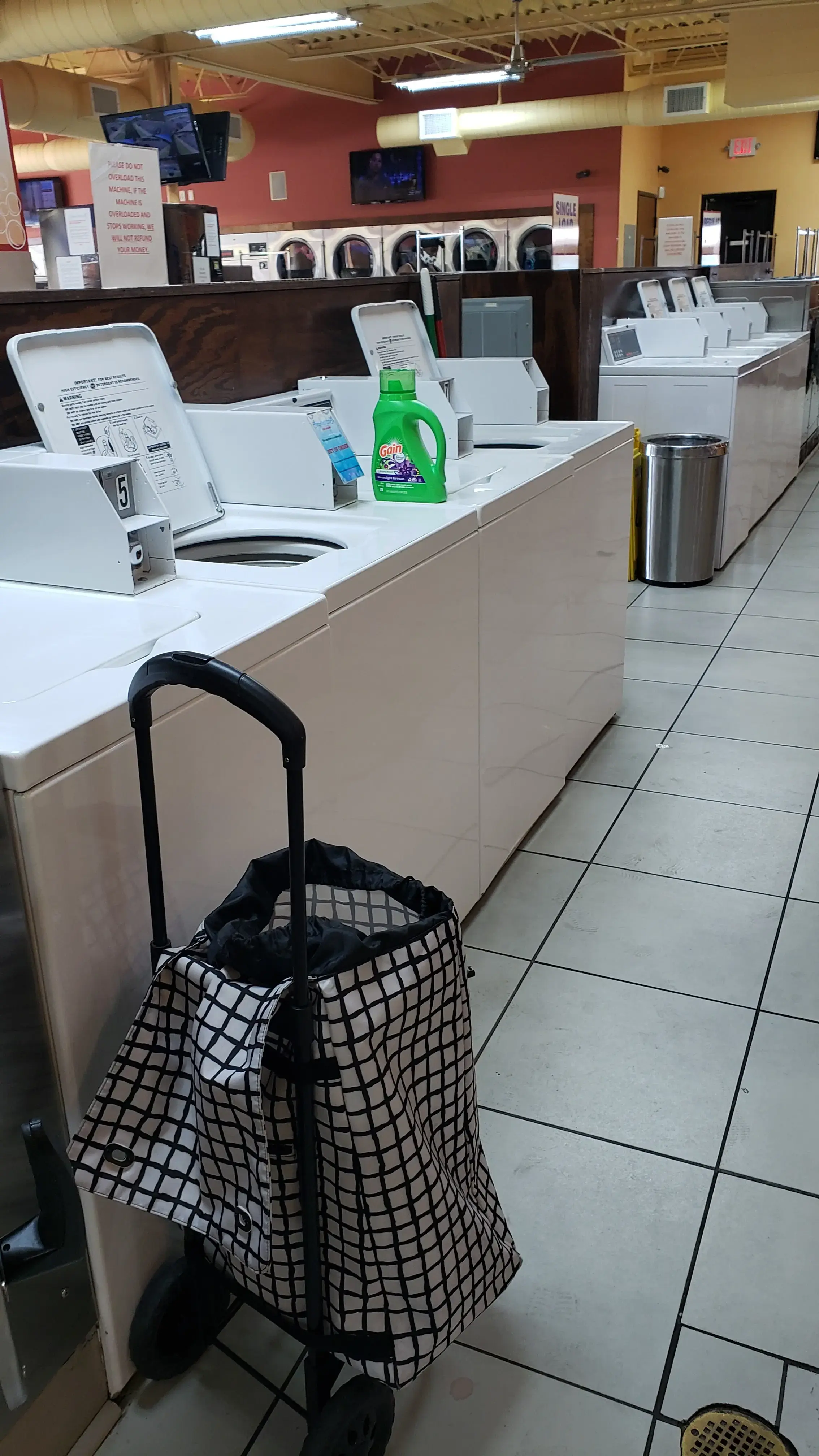 Tiny Bubbles Coin Laundry thumbnail 10