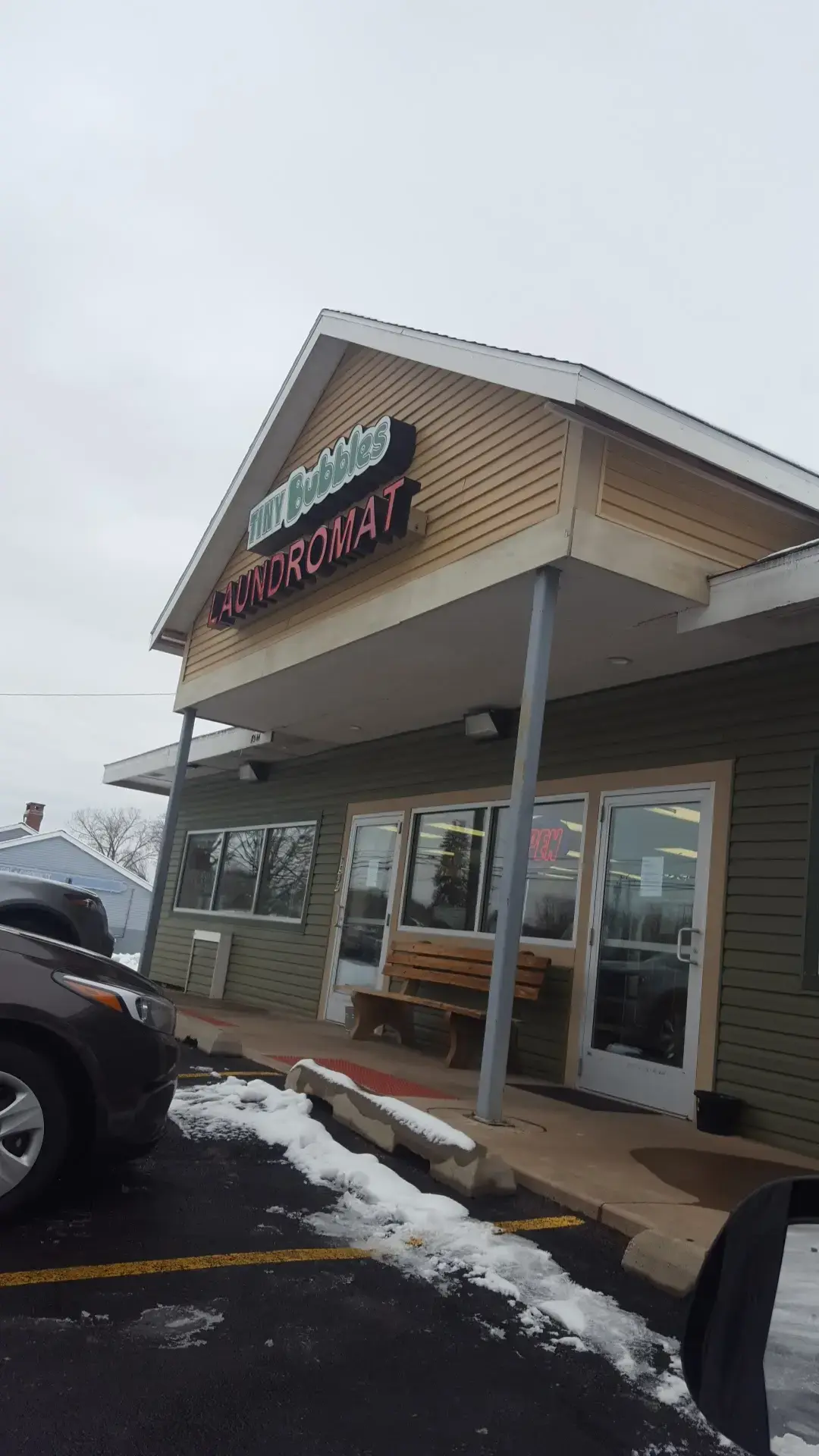 Tiny Bubbles Laundromat - Image 12