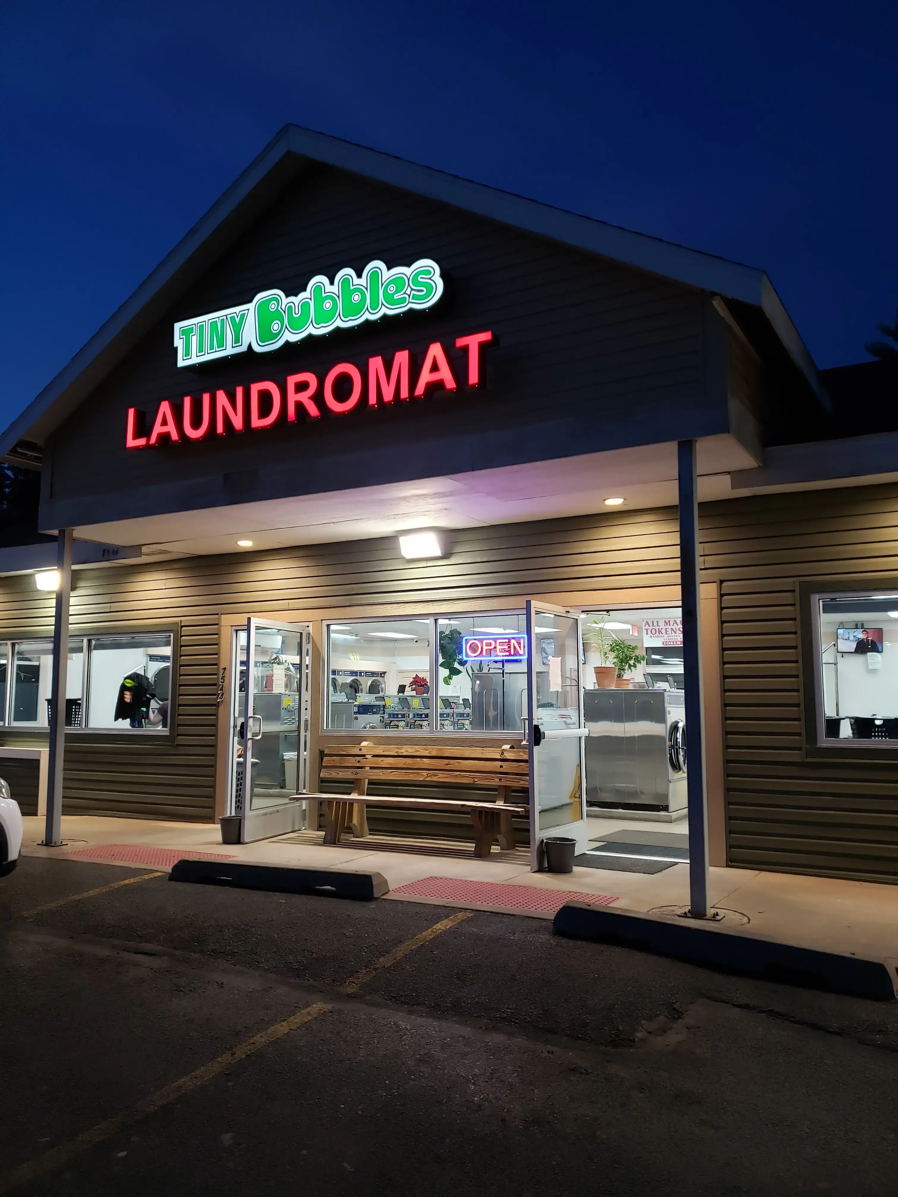 Tiny Bubbles Laundromat - Image 17