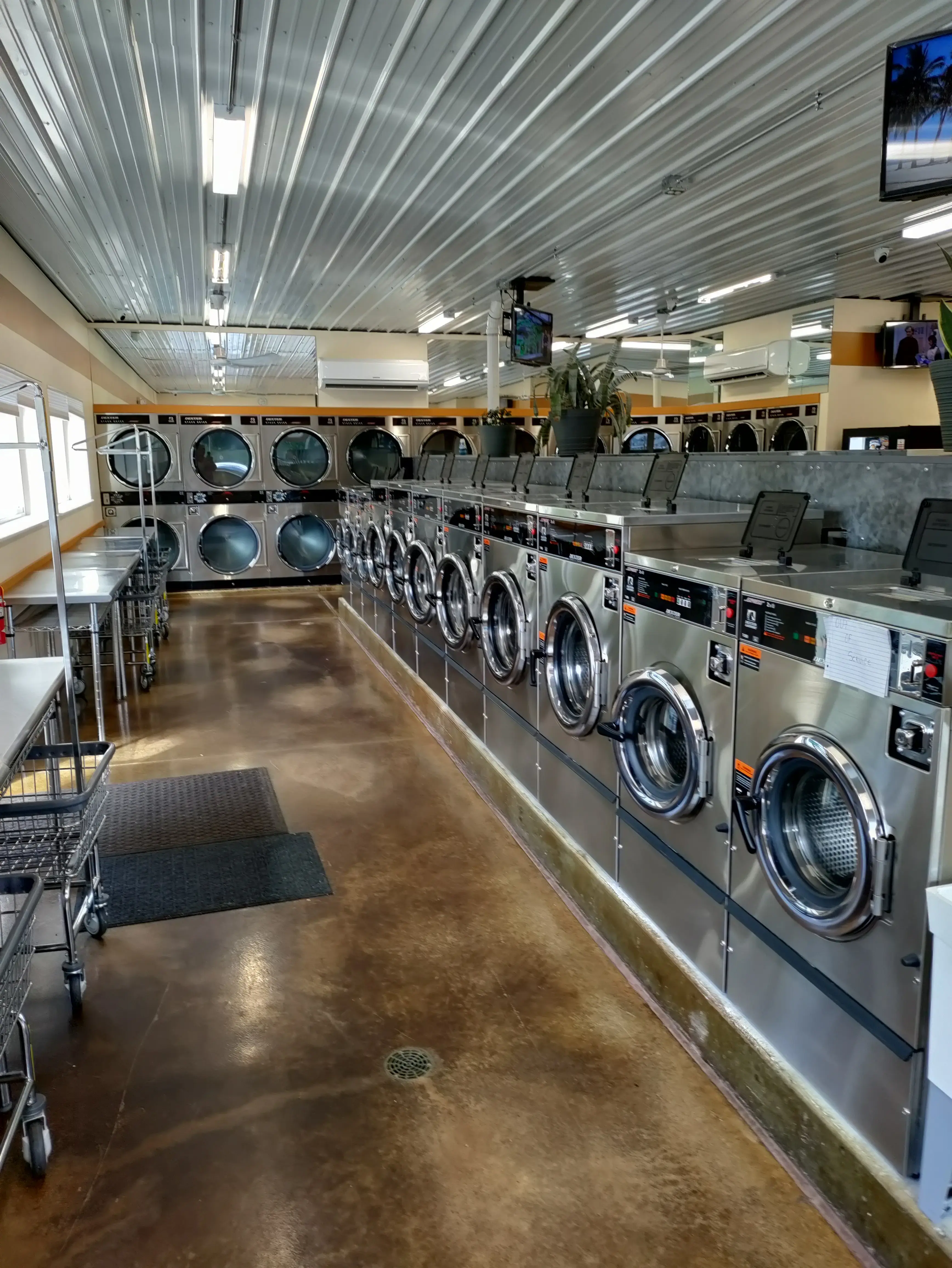 Tiny Bubbles Laundromat - Image 13