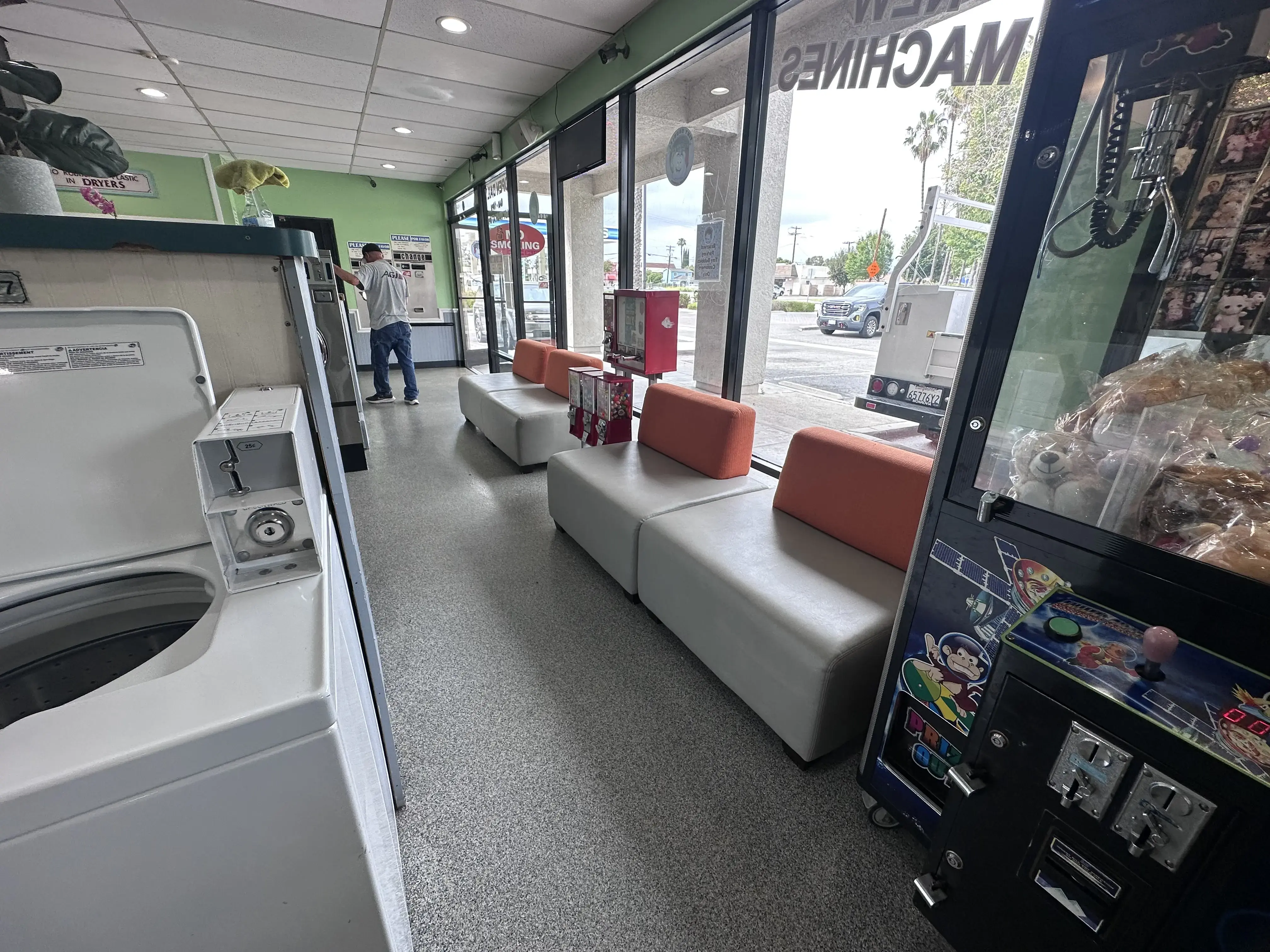 Tiny bubbles laundromat thumbnail 19