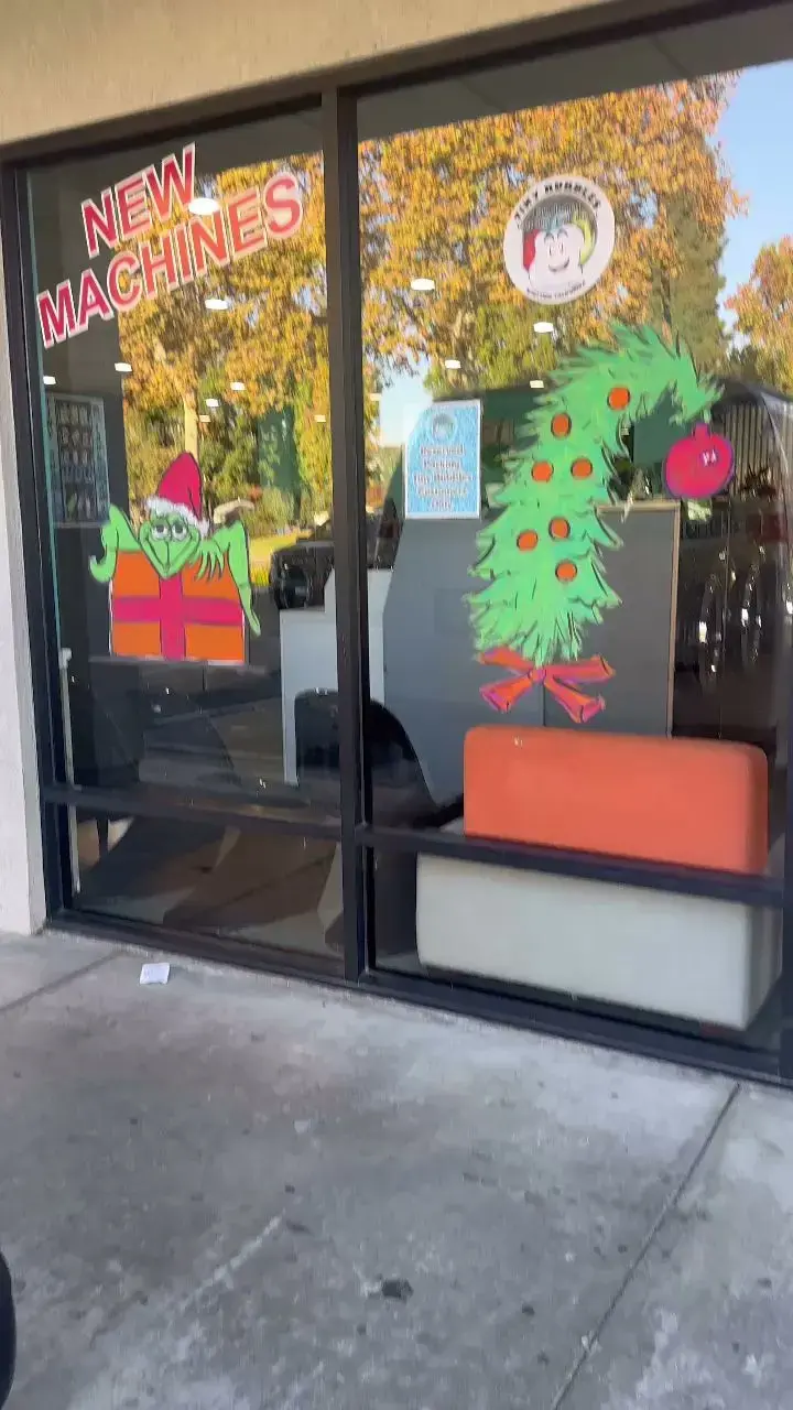 Tiny bubbles laundromat - Image 12