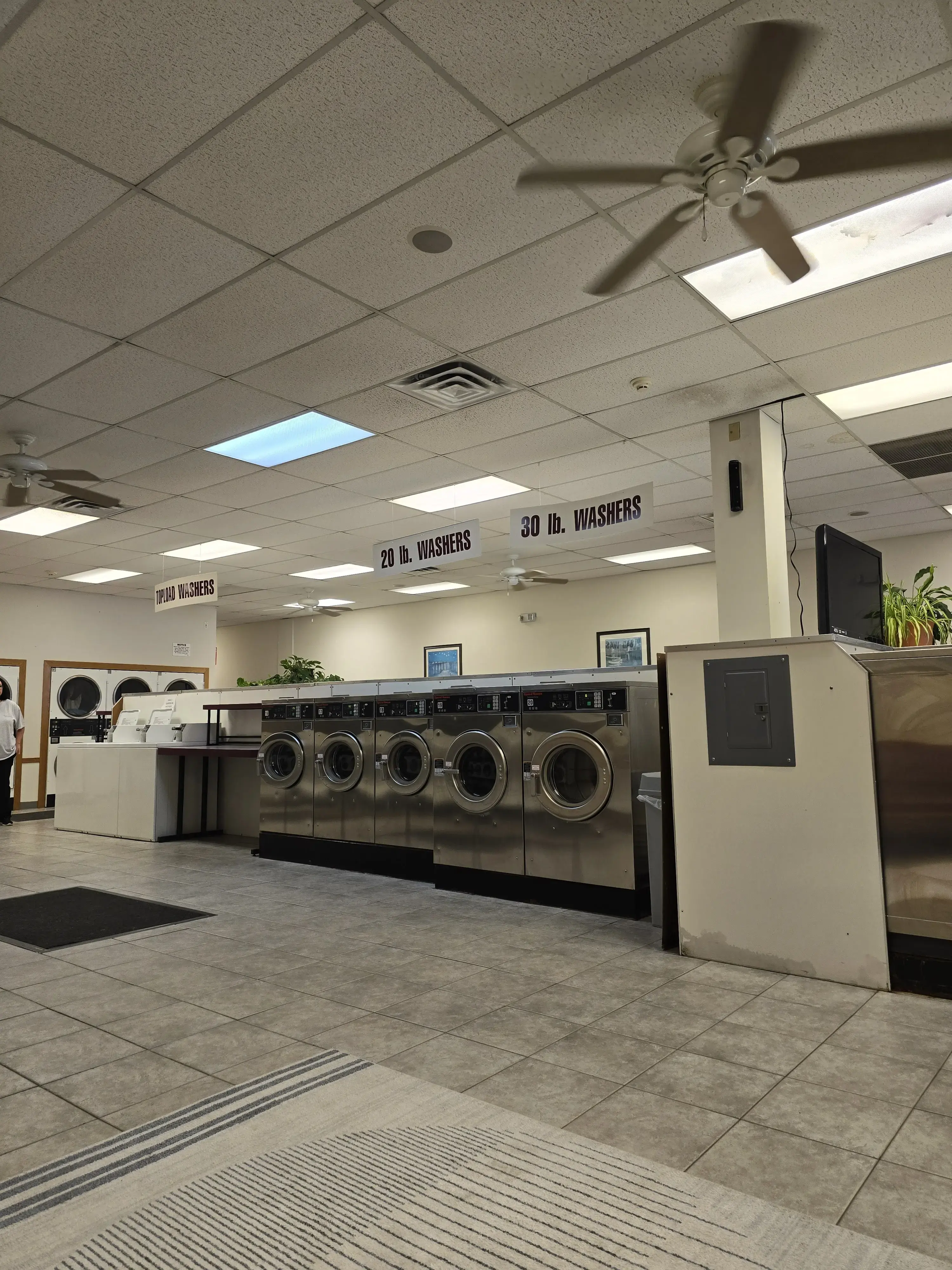 T.J's Laundrette: Wash & Fold Laundry Service thumbnail 3