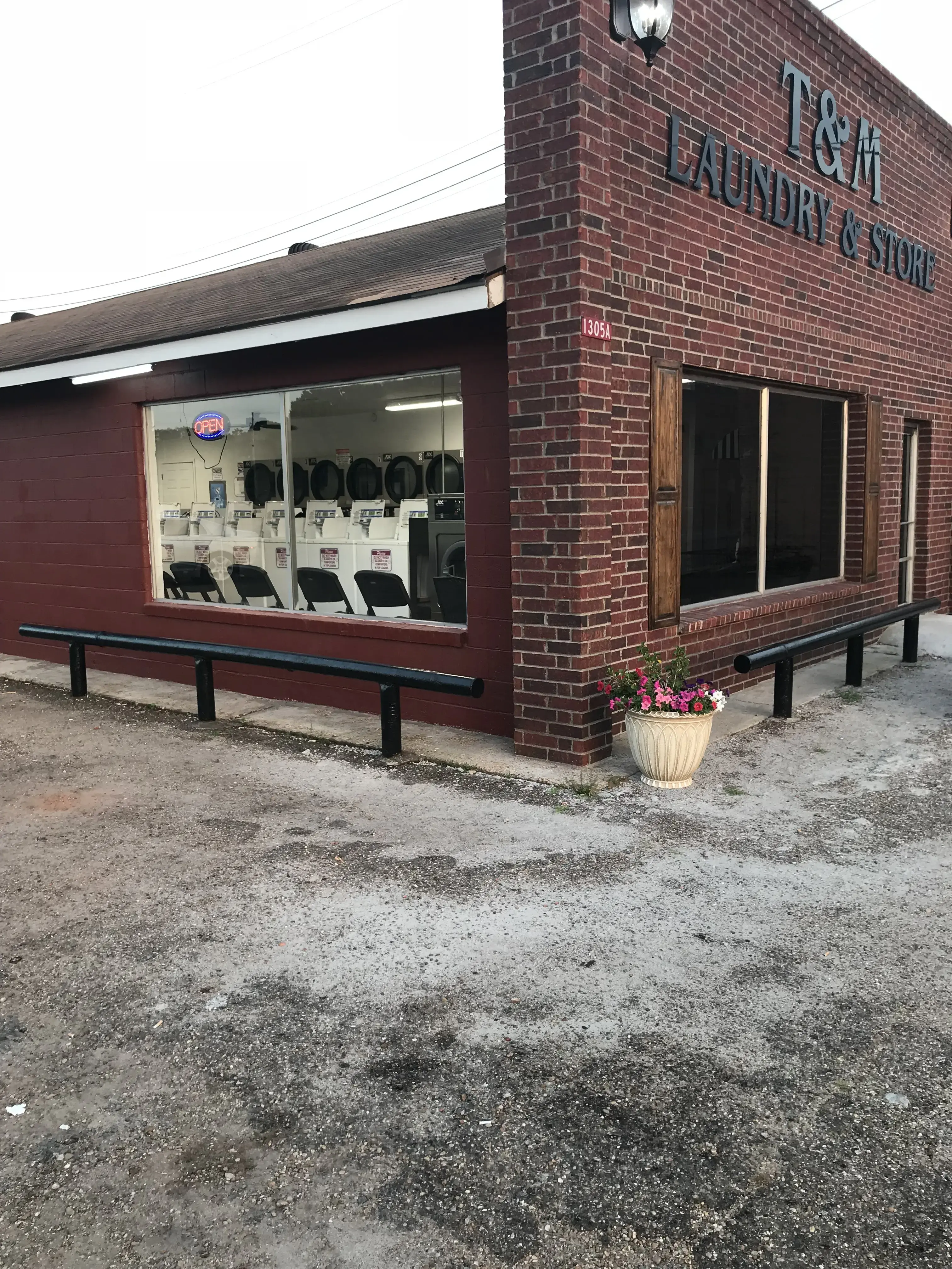 T&M Laundry & Store thumbnail 5