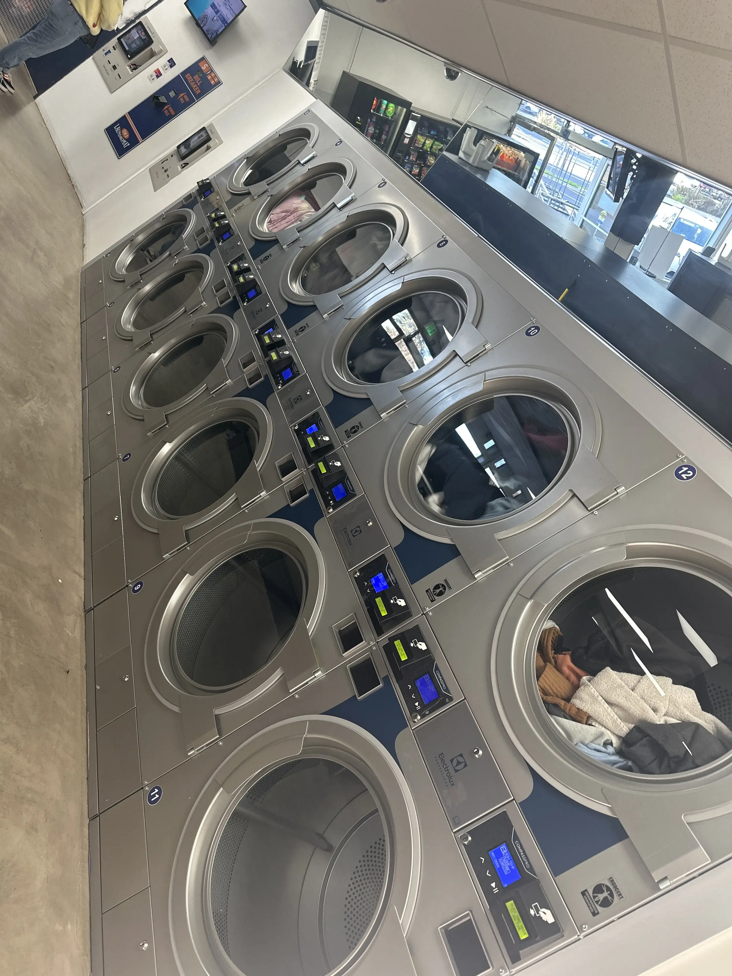 Tom's Laundromat of Hayward - Image 16