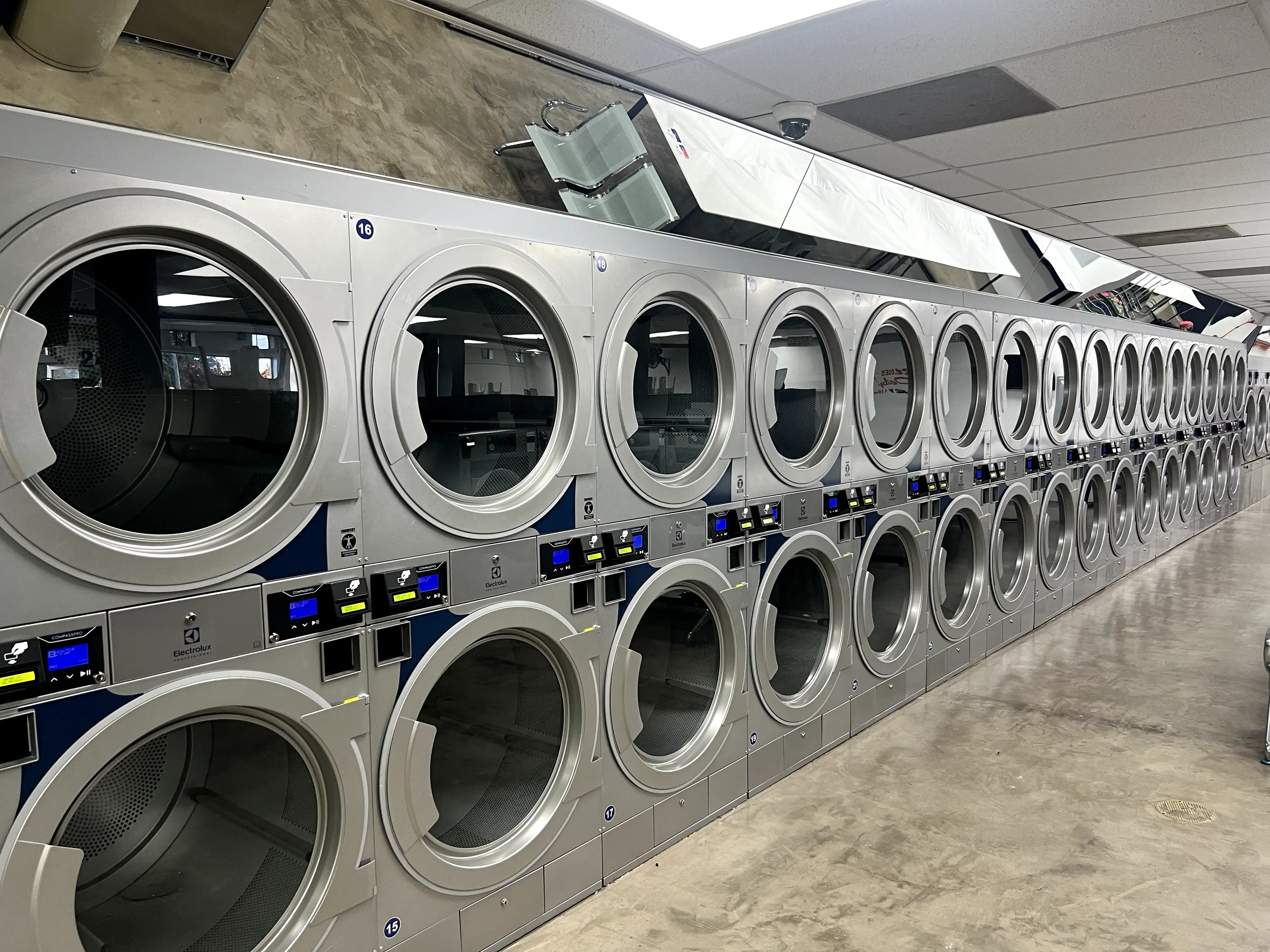Tom's Laundromat of Hayward location