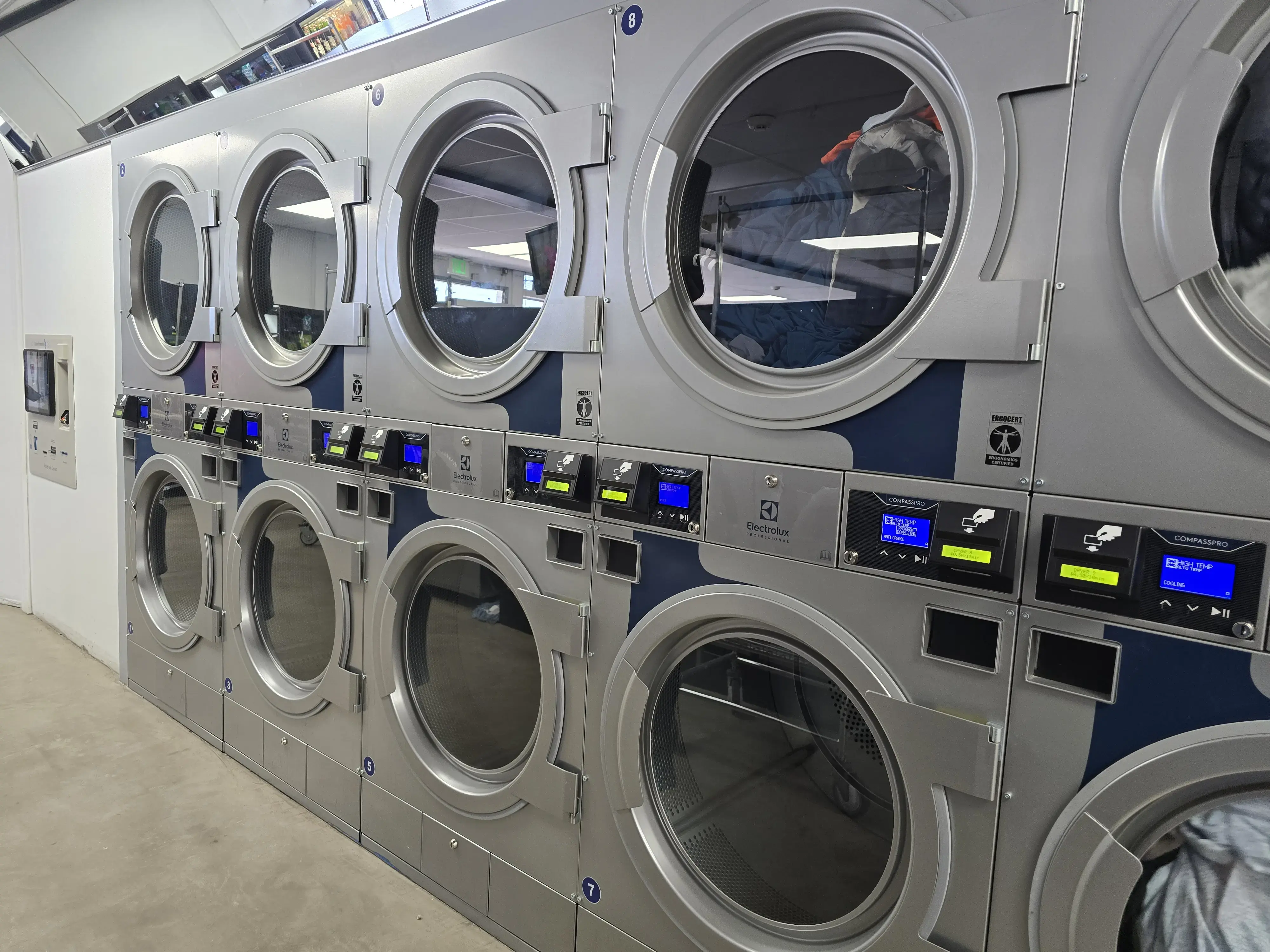 Tom's Laundromat of Hayward thumbnail 4