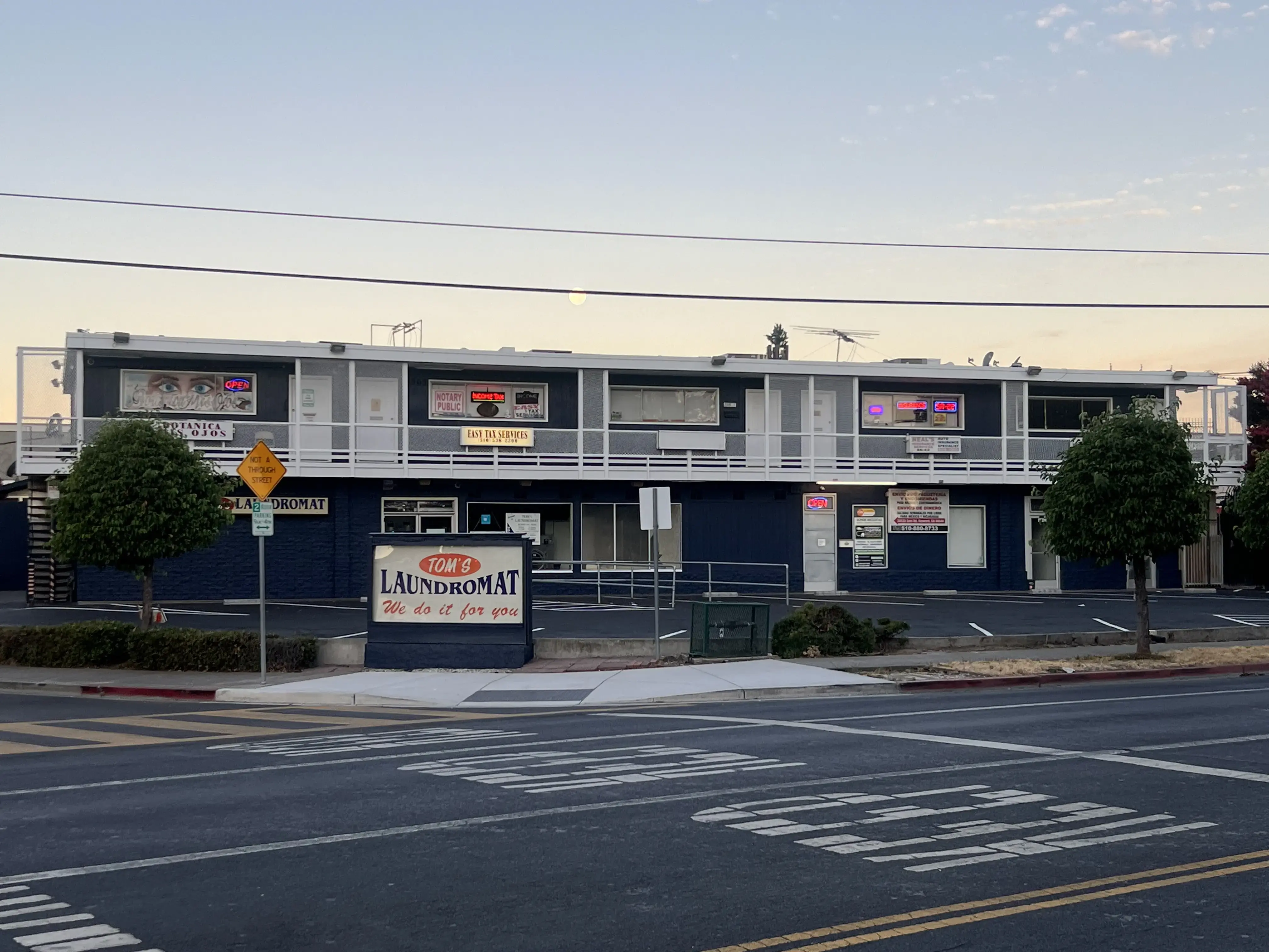 Tom's Laundromat of Hayward - Image 9