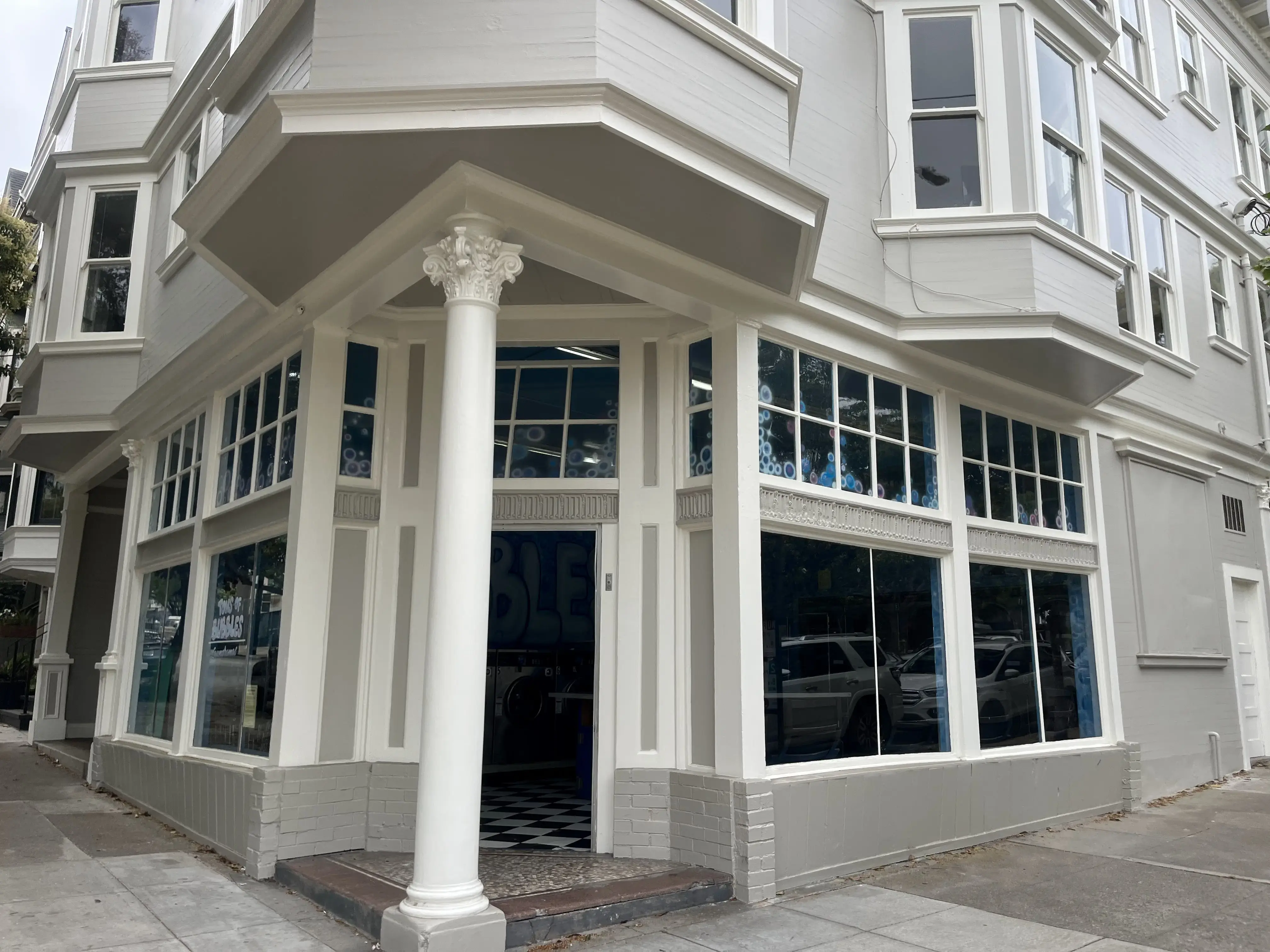 Tons of Bubbles Laundromat - Image 2