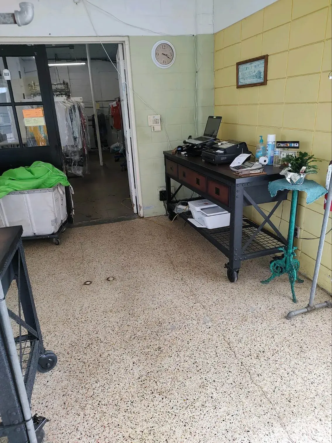 Top Hat Laundry Center - Image 2