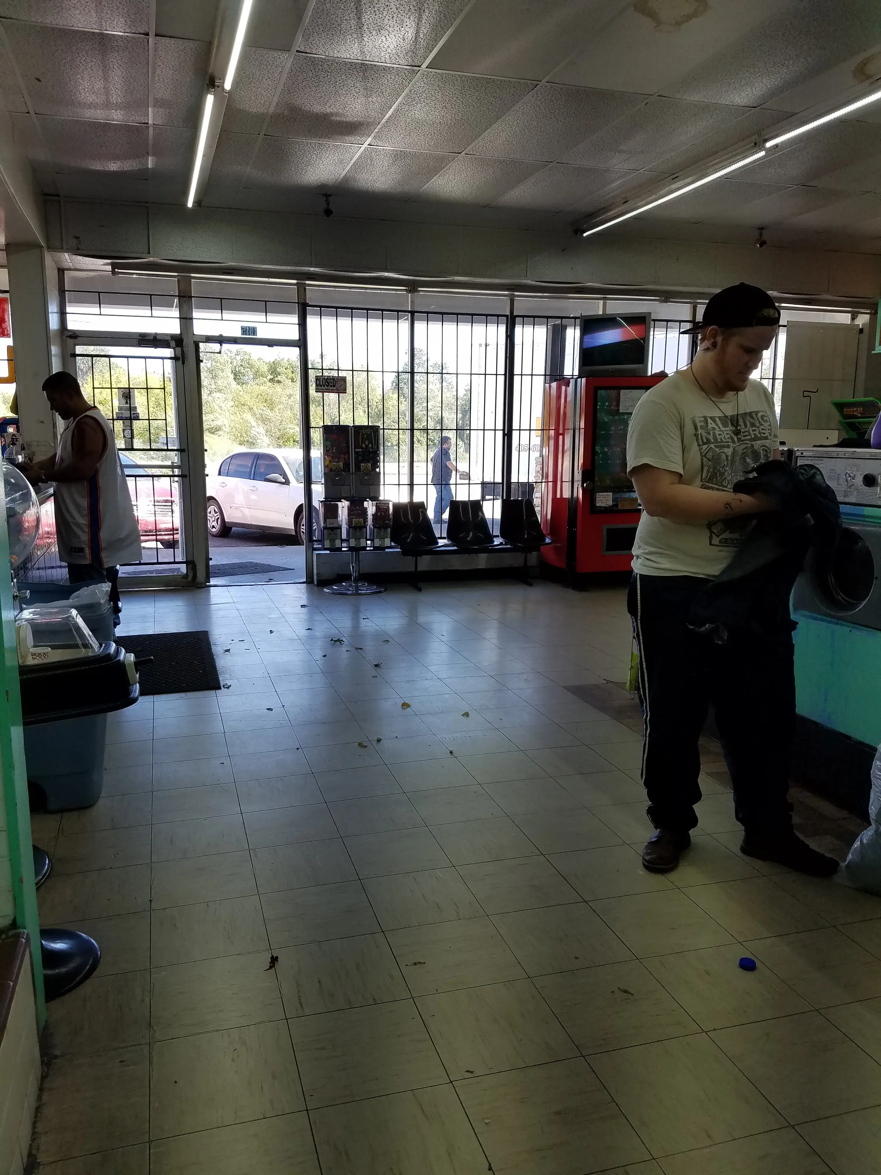 Top Hat Laundry & Cleaners thumbnail 5